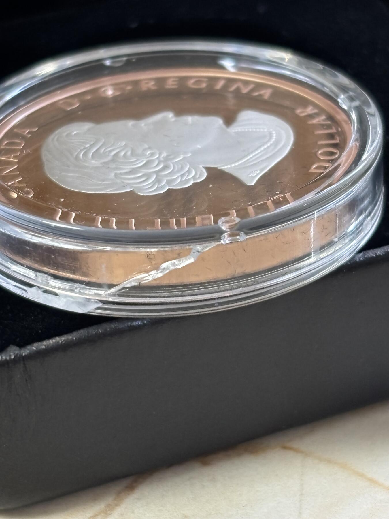 第183期拍卖 加拿大2023年和平女神局部镀玫瑰金精制纪念银币，9999银，31.39克，发行6000枚，塑料盒有破