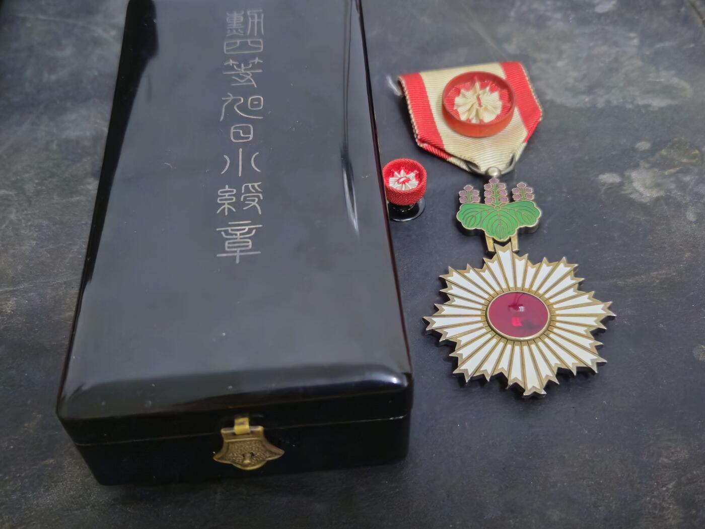 各国勋章奖章拍卖第44期 日本勋四等旭日小绶章，白字带盒略，好品