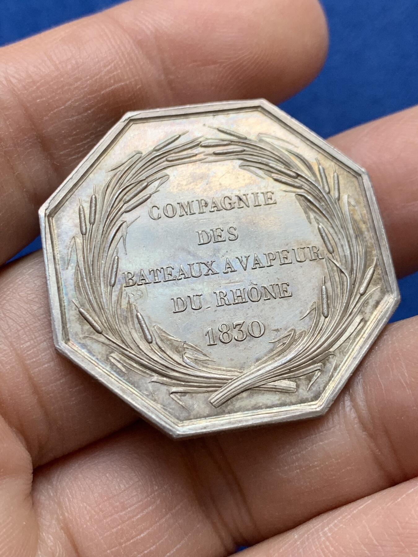 《竞宝斋》第441场 周日，周一，2场连拍 （全场包邮） 1830年法国罗纳蒸汽船公司八角银质代币，34.6MM，18.7克，早期手指边铭，状态不错