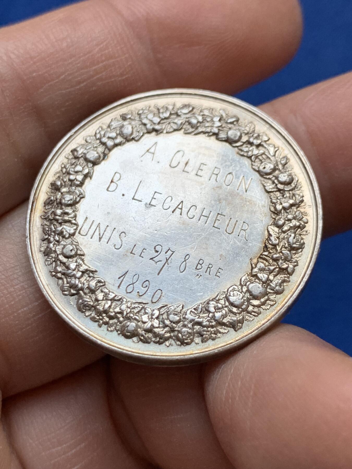 《竞宝斋》第441场 周日，周一，2场连拍 （全场包邮） 法国1890年结婚纪念银章 31.9mm 14.1g 手指边铭