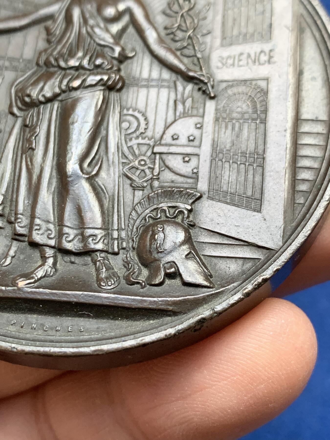 《竞宝斋》第441场 周日，周一，2场连拍 （全场包邮） 1884年伦敦世博会「水晶宫」纪念章（平奇斯造币厂制） 侧面打洞 145.7克 63mm 细节见图