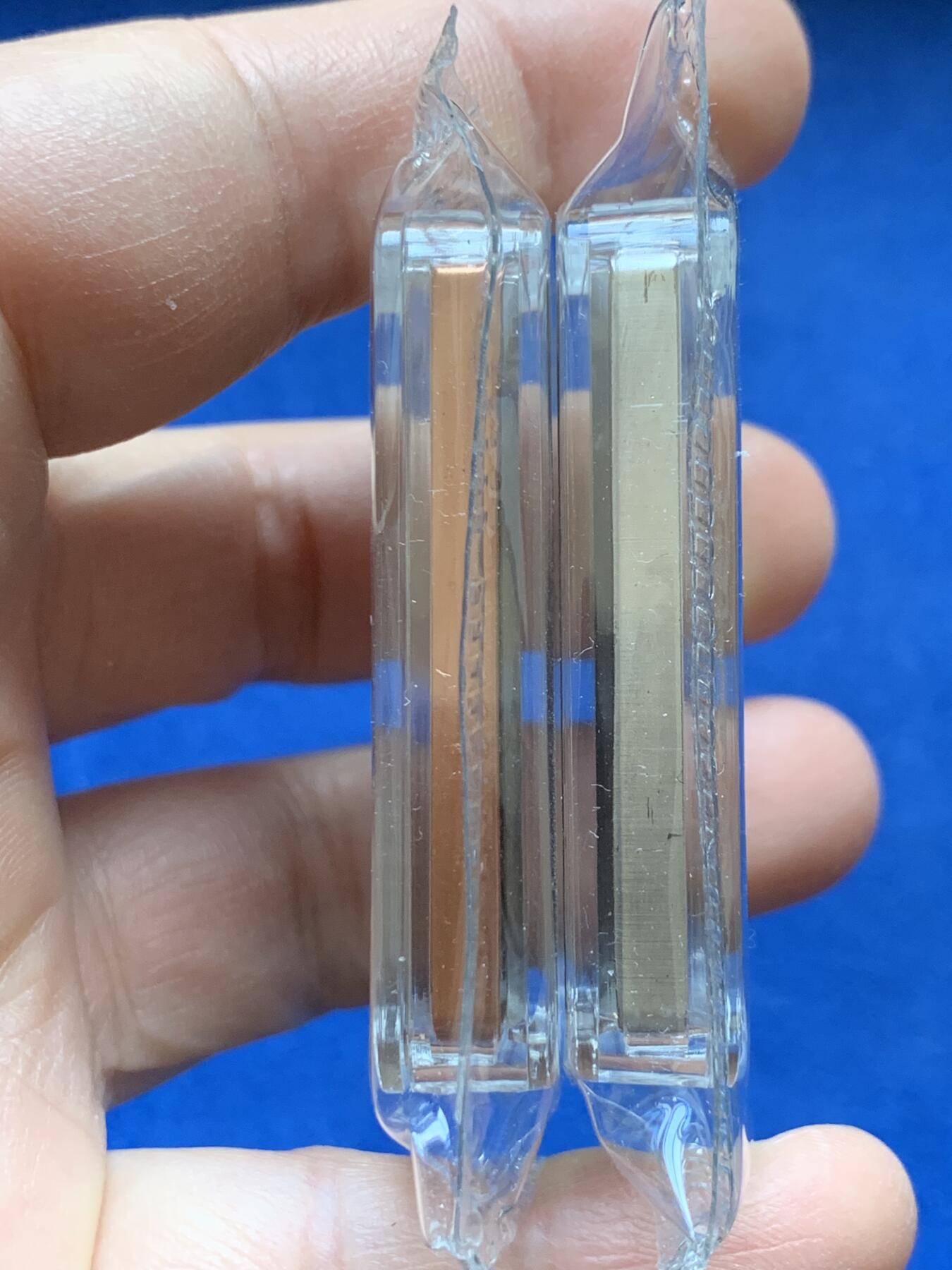 《竞宝斋》第441场 周日，周一，2场连拍 （全场包邮） 两枚一组 吉祥龍鳳方型紀念章，硫化古银+纯铜，吉祥龙凤铜章（铜硫化古银），规格30*45mm，镶嵌红宝石，中国钱币发行，发行量999枚，有证书。