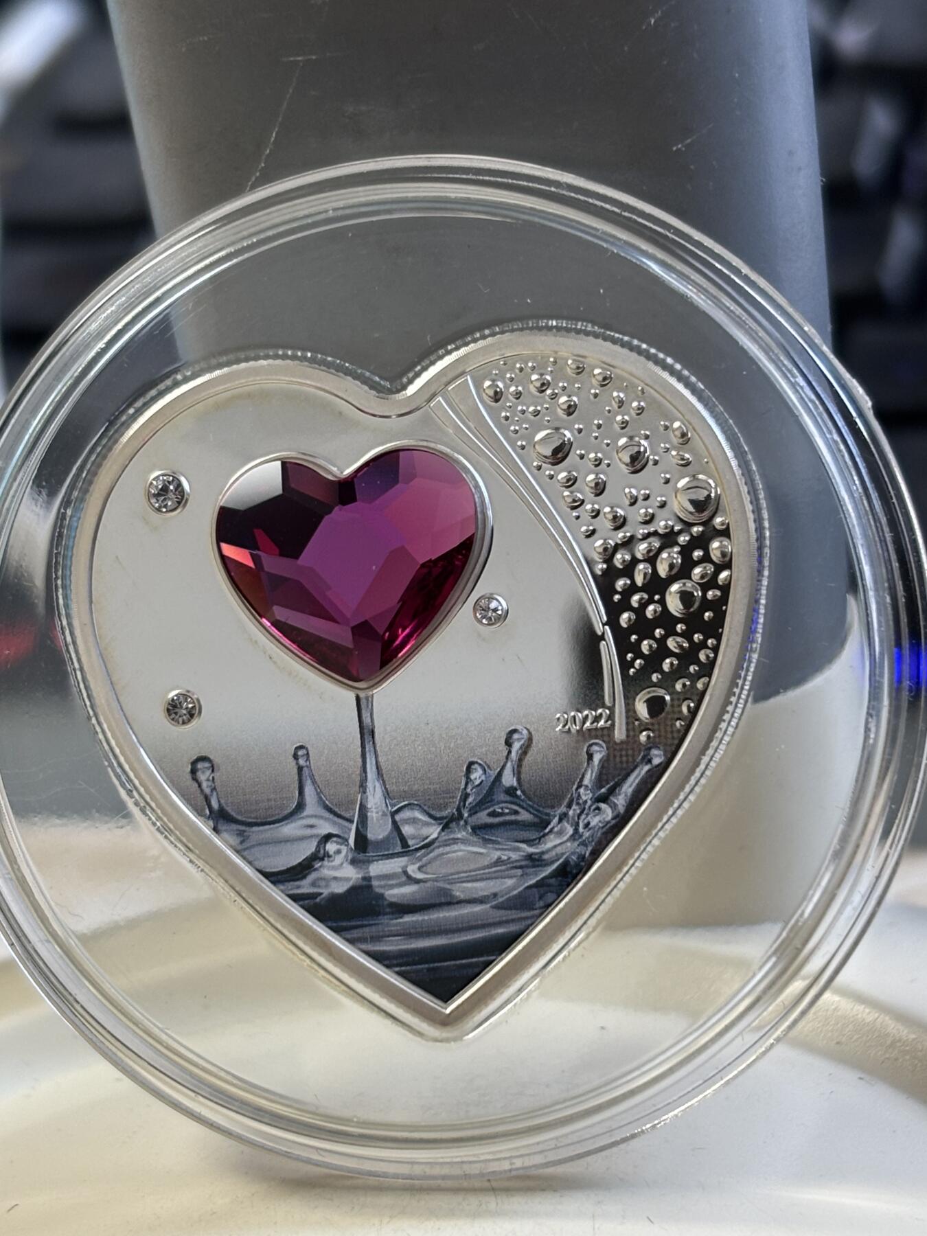 第183期拍卖 库克2022情人节浪漫爱情心形镶水晶纪念银币，999银，20克，发行2022枚，有氧化点