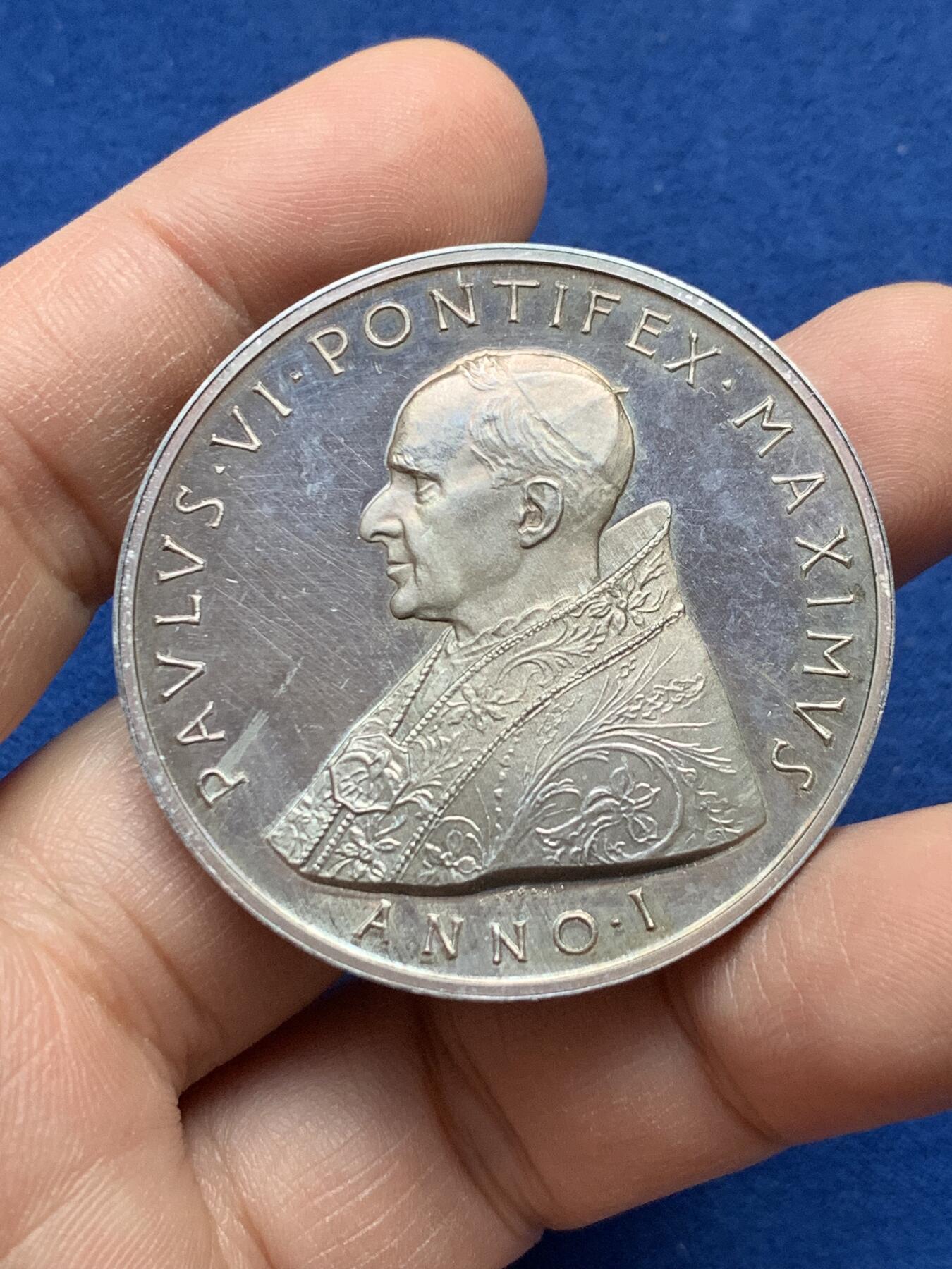 《竞宝斋》第441场 周日，周一，2场连拍 （全场包邮） 梵蒂冈教皇1943年二战时期保罗六世精制大银章，极品带彩PL镜面光感，背面带985银标，直径44.1mm，重量38.6g。