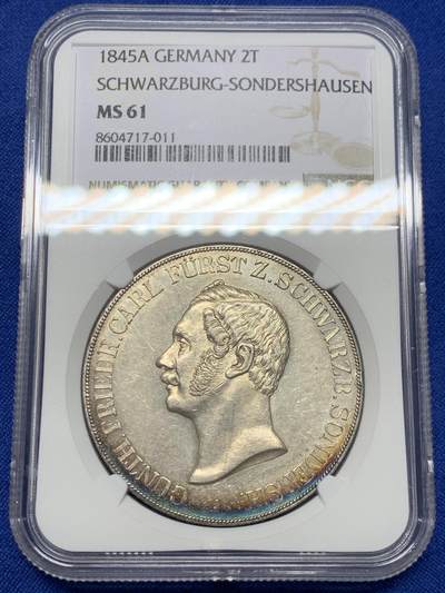 《竞宝斋》第441场 周日，周一，2场连拍 （全场包邮） - NGC MS61 德国施瓦茨堡-桑德斯豪森野人流通2泰勒37克的大银币 独特的纹章设计 蓝彩月牙极美的包浆 MS少见 不可多得的状态