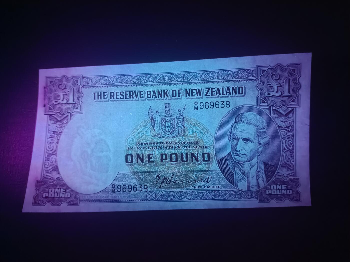 2025十一月第六期，总第204期 新西兰1940版1镑AUNC有连续针孔无47，稀有首签，库克船长和帆船