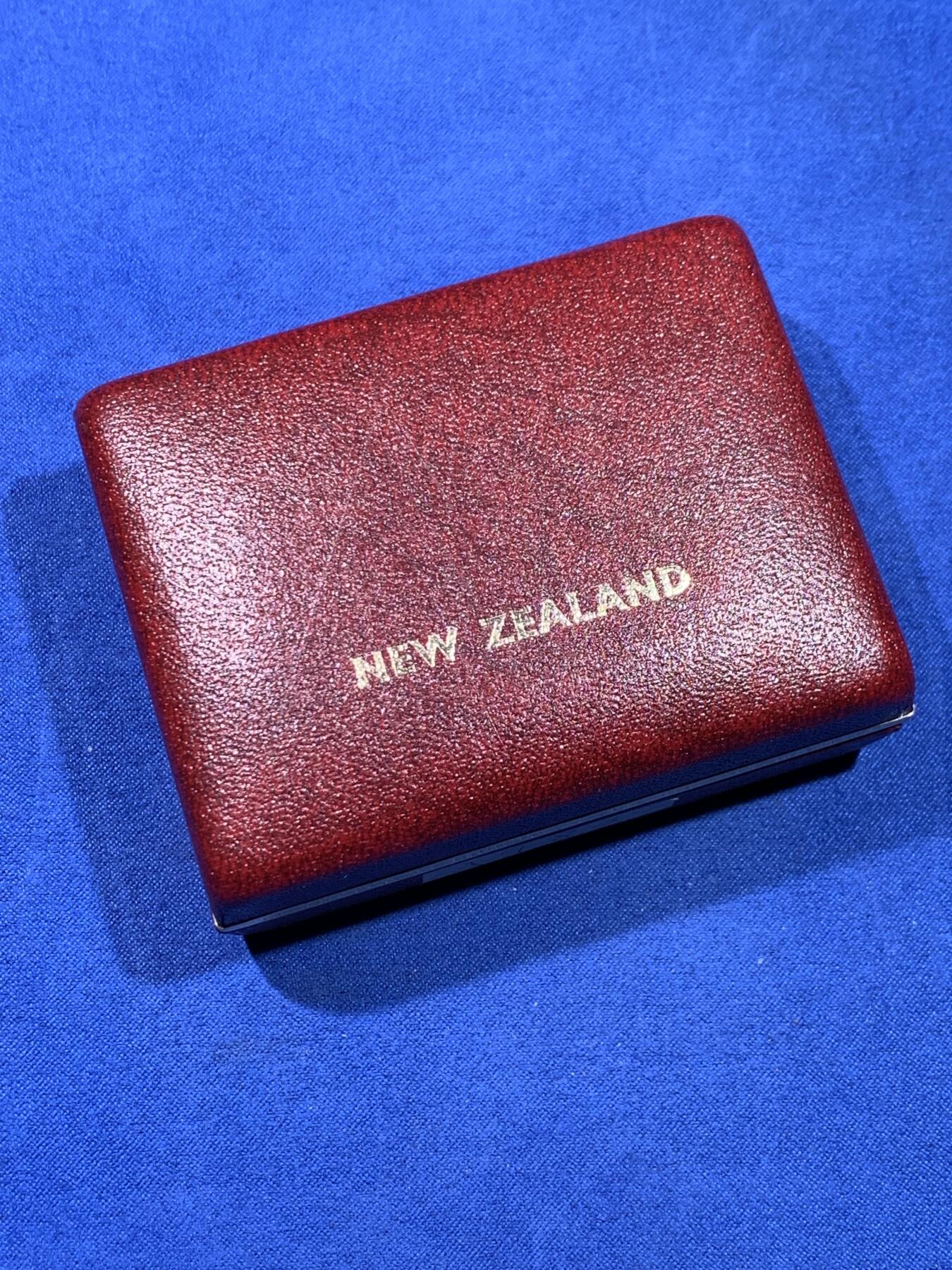 《竞宝斋》第441场 周日，周一，2场连拍 （全场包邮） 新西兰1983年精制一元银币，威尔士亲王和公主来访纪念，带原盒