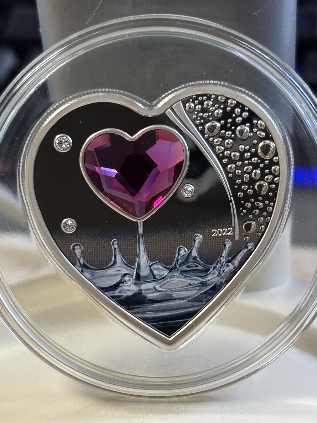 第183期拍卖 库克2022情人节浪漫爱情心形镶水晶纪念银币，999银，20克，发行2022枚，有氧化点