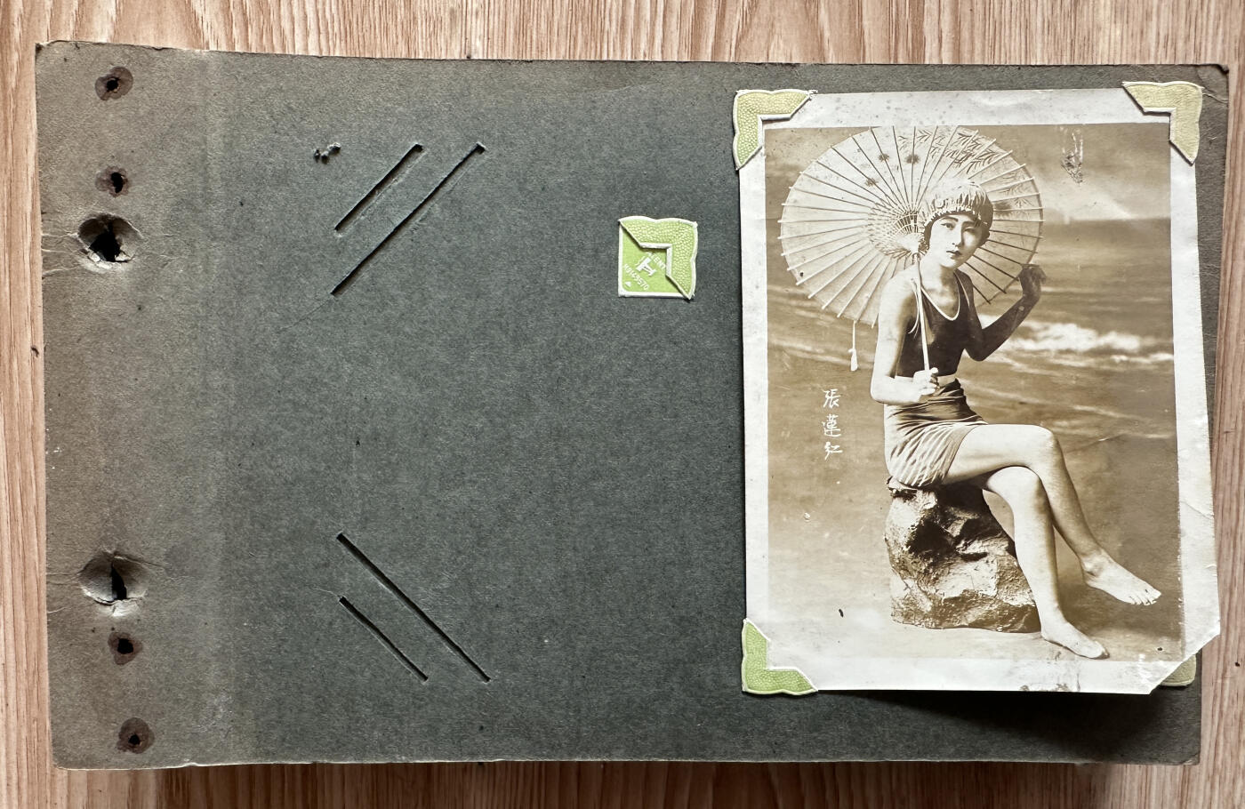 【俄甄集藏】2025年(045)12-03 星期三 晚 19:30 全场包邮 日本1931-1932年步兵联队大连出动纪念相册，历史罪证，有脱落，开裂，照片老化有部分残损，脱色，边角断裂，整本相册包含照片约49张