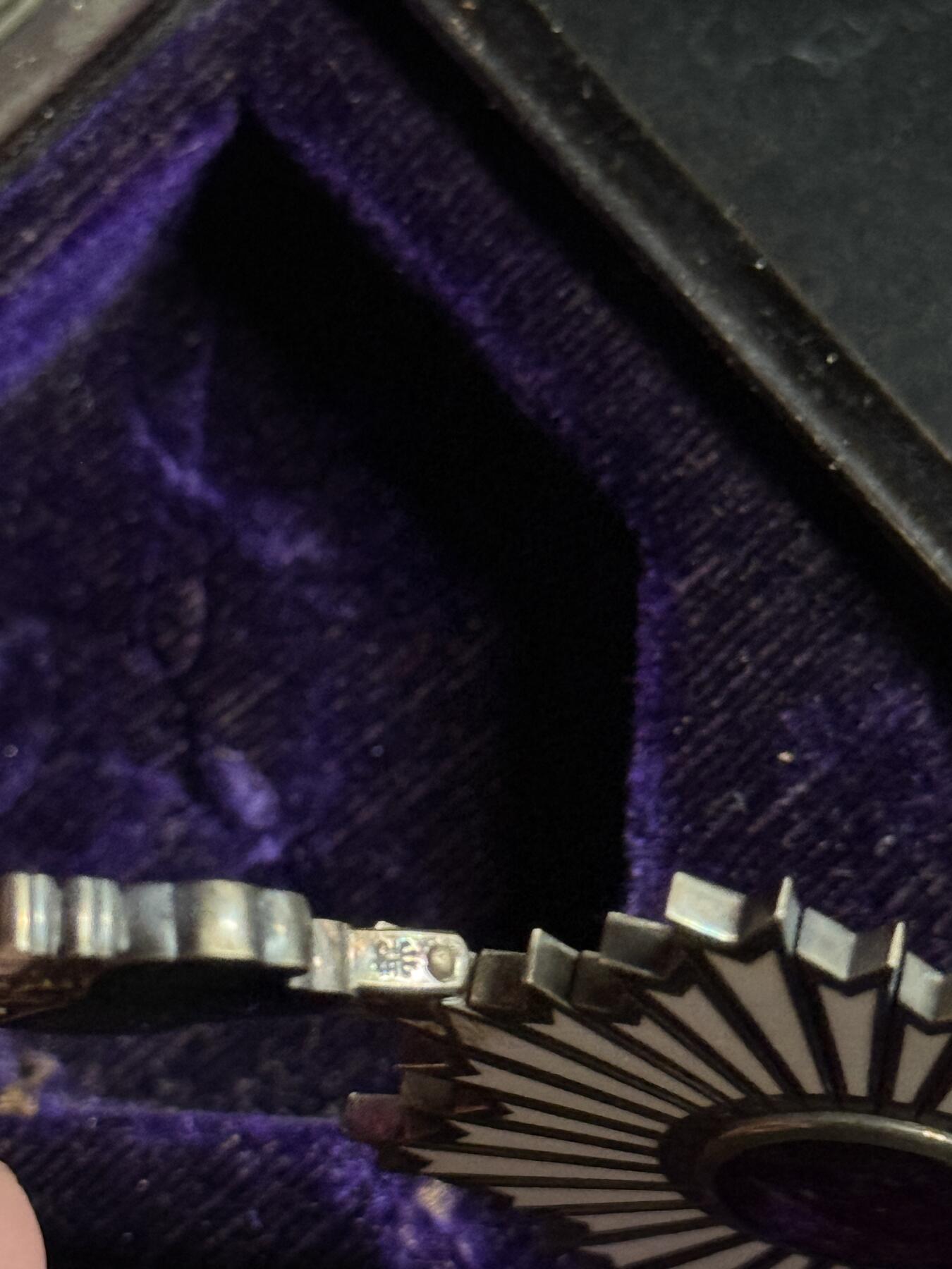 戎马世界章牌大赏第108期 勋四等旭日章，珐琅有损，盒子有损，尚美堂制