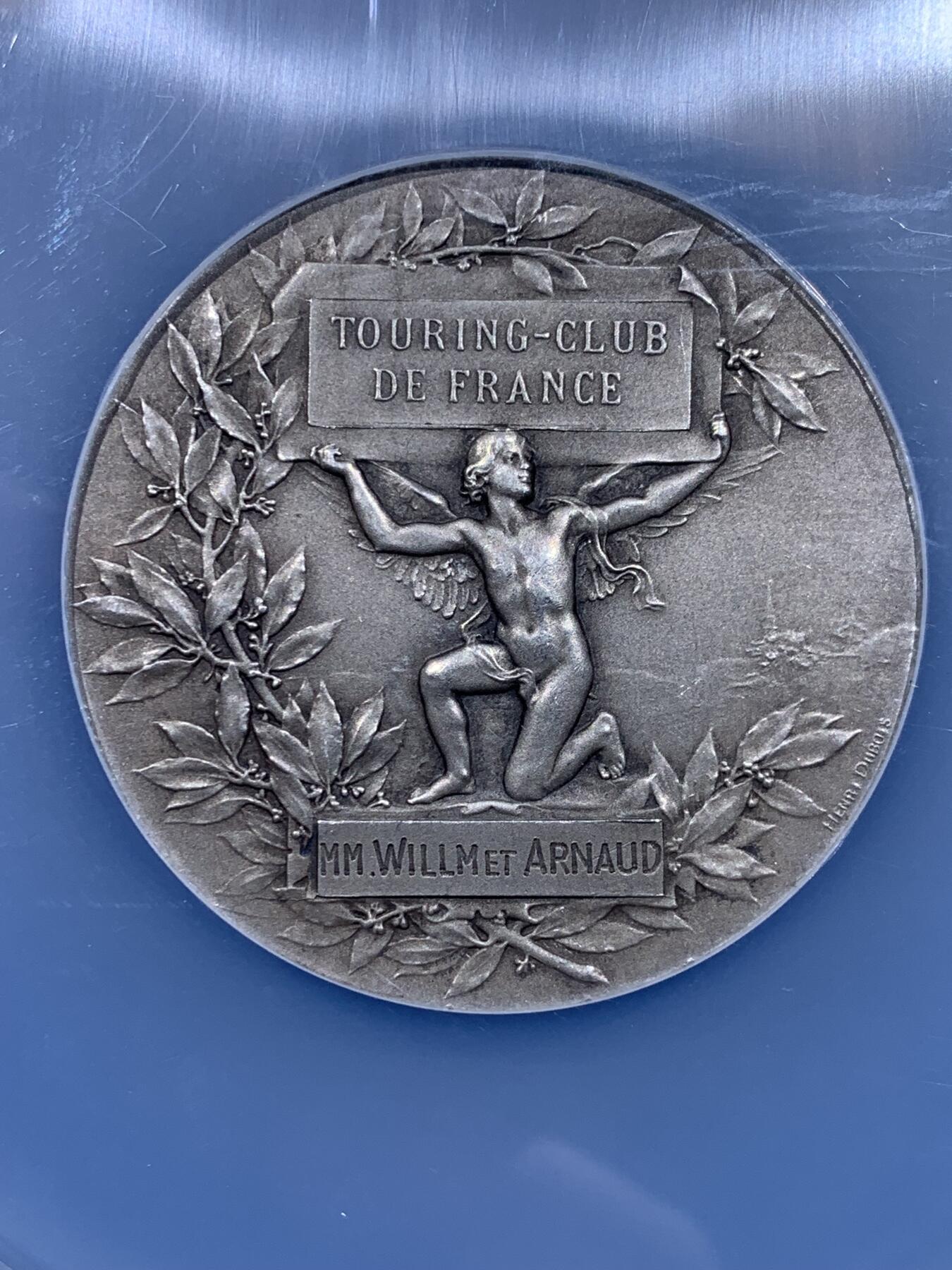 《竞宝斋》第441场 周日，周一，2场连拍 （全场包邮） 高分 NGC MS64 罕见法国旅游协会大银奖章 名誉章 作者dubois，双面高浮雕，细节丰富，设计绝美。女神袒胸，衣襟飘飘，怀抱地球仪，雕刻着欧亚非州，大洋洲。北极星，北极洲，北极熊，沙漠，骆驼，椰树，长河落日圆…… 加大盒装