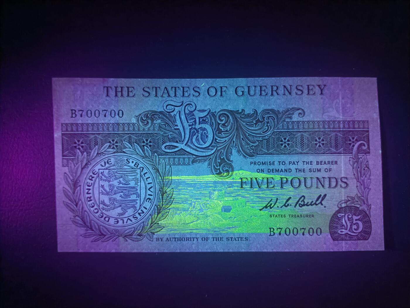 2025十一月第六期，总第204期 根西岛1980版5镑UNC-重复号700700，皇家领地徽章和印刷大王德纳罗