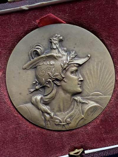 《竞宝斋》第441场 周日，周一，2场连拍 （全场包邮） - 戎装玛丽安娜铜章 带盒 高浮雕 68.35克 54.5mm 三角铜标