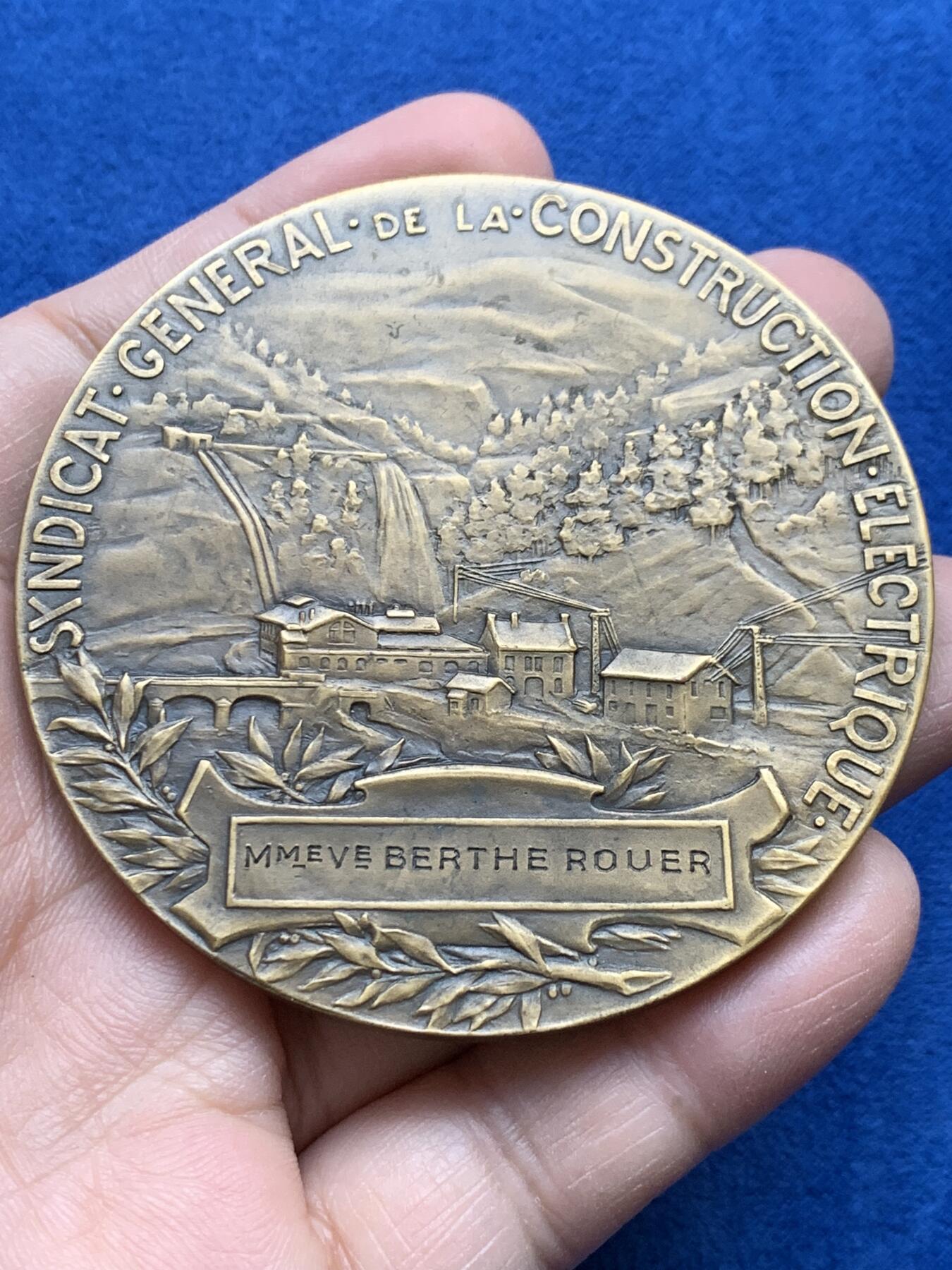 《竞宝斋》第441场 周日，周一，2场连拍 （全场包邮） 法国电力女神大铜章 带盒 120.7克 68mm 丰饶角铜标