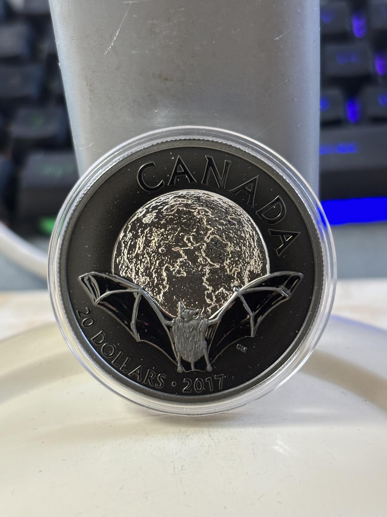 第183期拍卖 加拿大2017年夜行动物系列2小棕蝙蝠镀铑黑色银币，9999银，发行7000枚