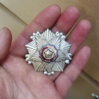 朝鲜国旗三级勋章 背横针一枚 - 朝鲜国旗三级勋章 背横针一枚