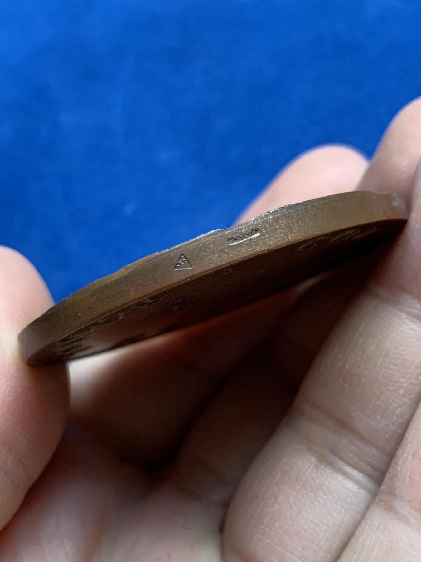 《竞宝斋》第441场 周日，周一，2场连拍 （全场包邮） 法国自然科学家帕斯卡纪念铜章 带盒 64.8克 49.8mm 三角铜标