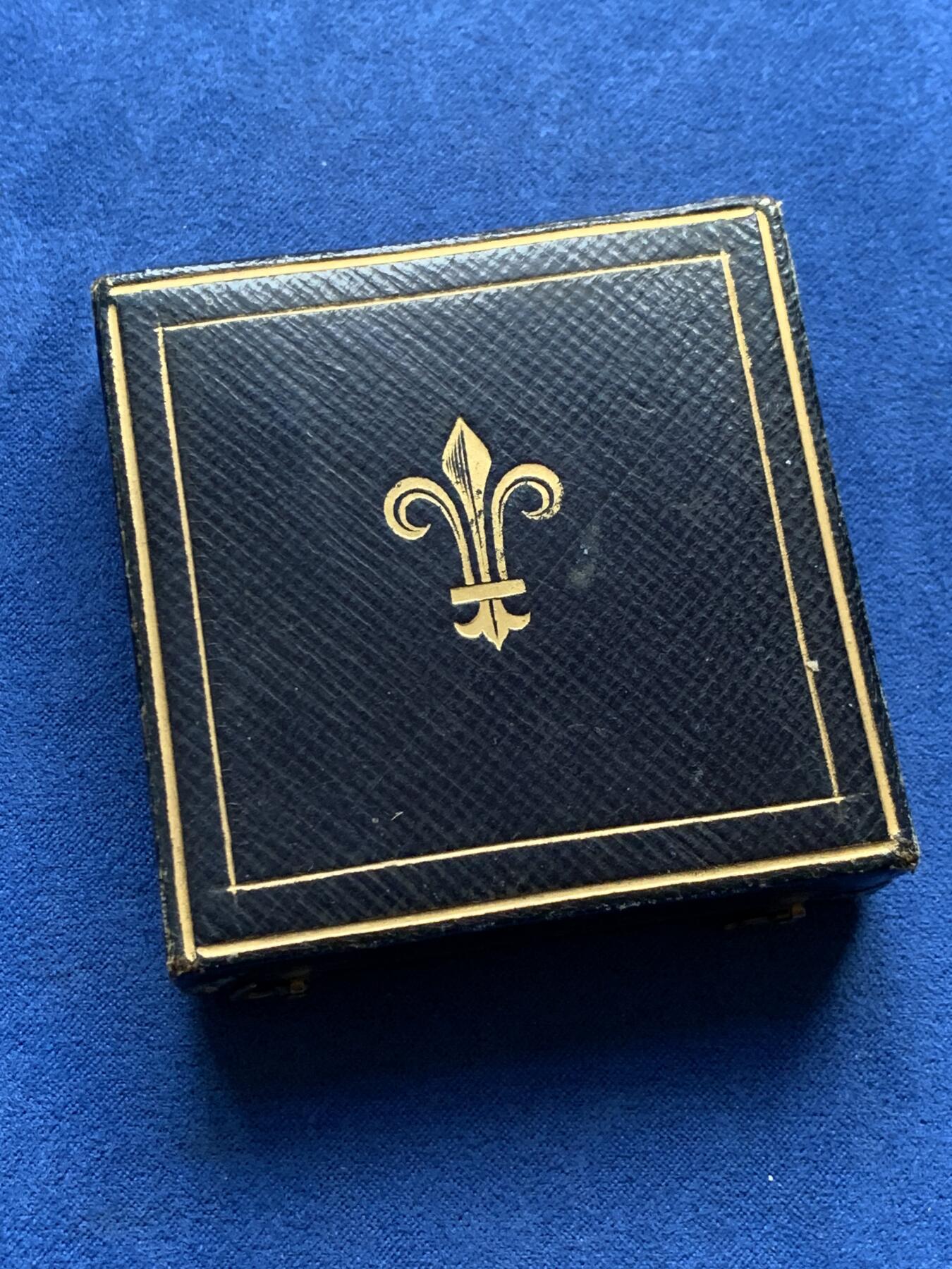 《竞宝斋》第441场 周日，周一，2场连拍 （全场包邮） 英国1838年维多利亚女王加冕章，盒装白色金属材质 有一小打孔，整体十分精美。43.3克，50.5mm。