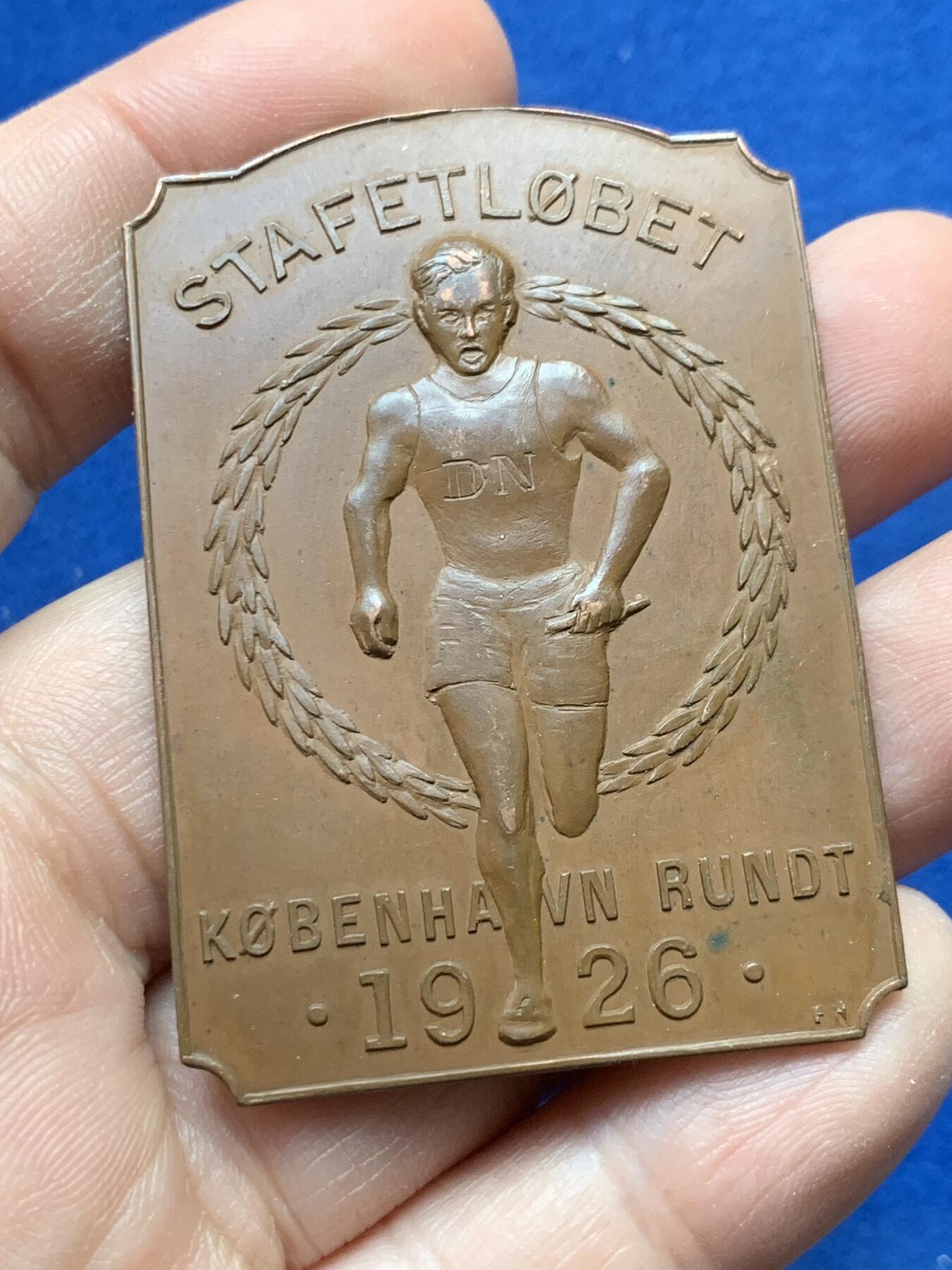 《竞宝斋》第441场 周日，周一，2场连拍 （全场包邮） 丹麦王国1926年哥本哈根接力赛方形铜章，尺寸56.2mm×40mm，重量约34.4g，百年巧克力包浆美品。