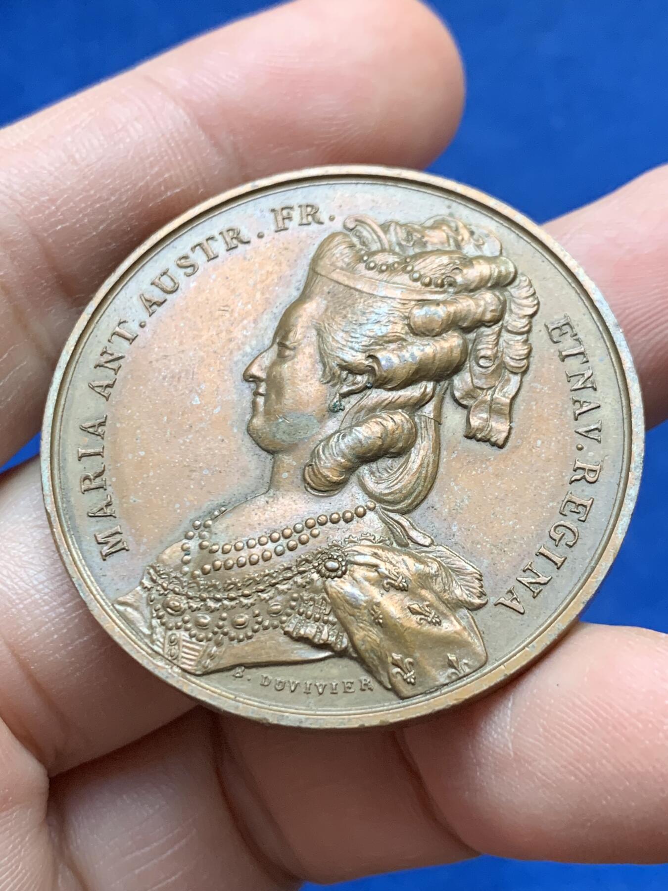 《竞宝斋》第441场 周日，周一，2场连拍 （全场包邮） 法国 路易十六和玛丽安内托双面铜章，重31.5克，40.8mm 丰饶角铜标