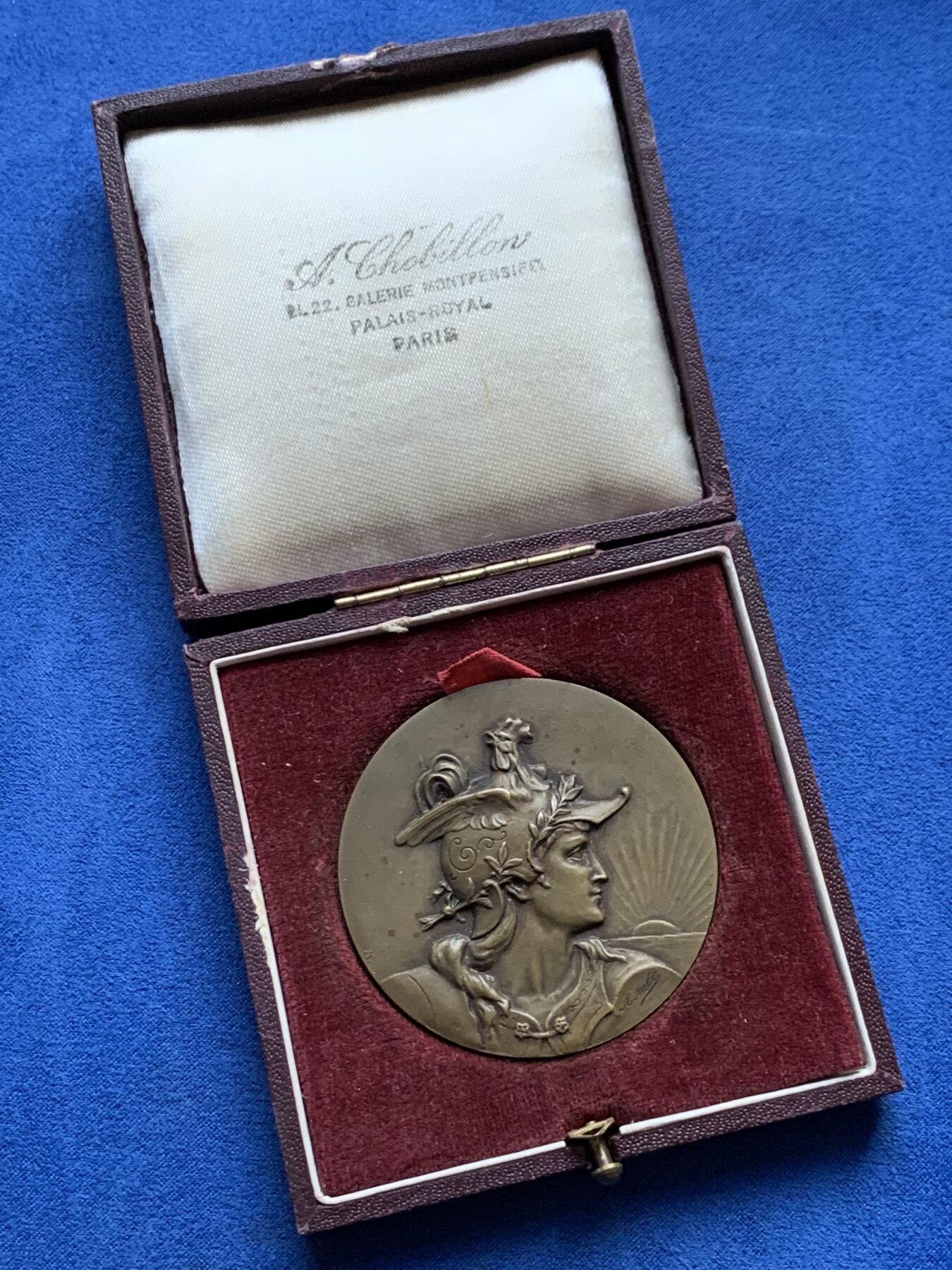 《竞宝斋》第441场 周日，周一，2场连拍 （全场包邮） 戎装玛丽安娜铜章 带盒 高浮雕 68.35克 54.5mm 三角铜标