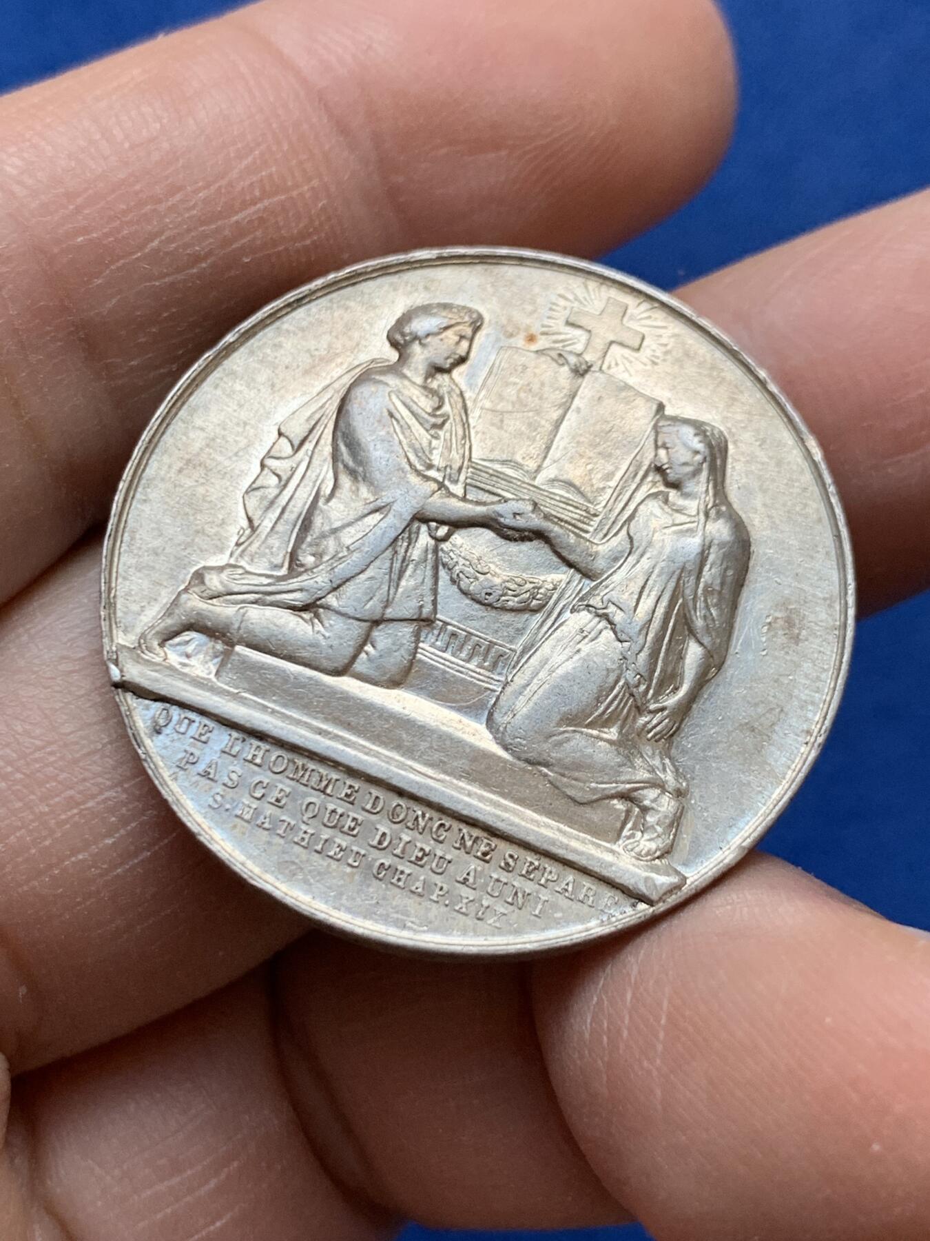 《竞宝斋》第441场 周日，周一，2场连拍 （全场包邮） 法国结婚纪念银章 31.6mm 13g 少见 手指银标