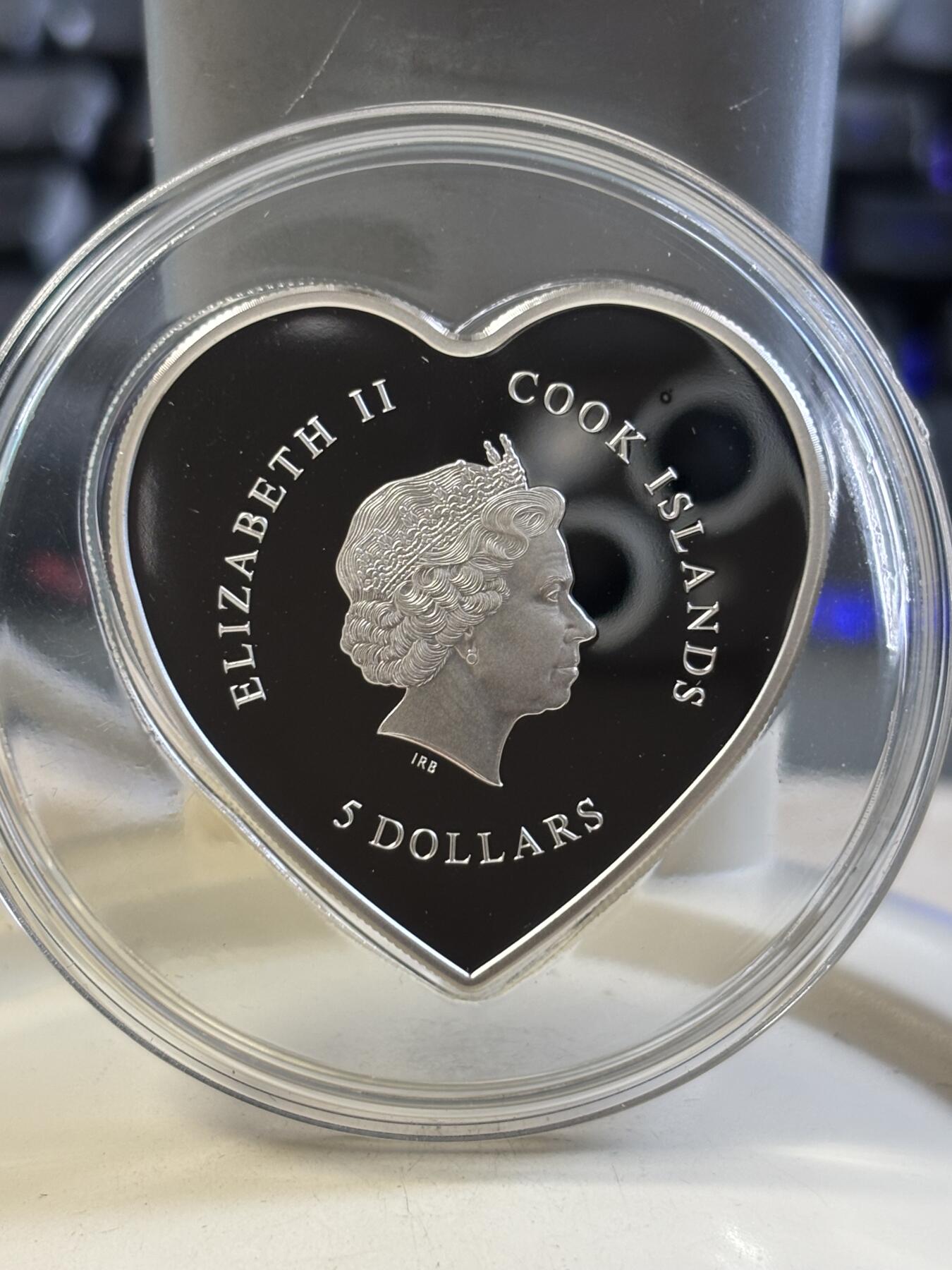 第183期拍卖 库克2022情人节浪漫爱情心形镶水晶纪念银币，999银，20克，发行2022枚，有氧化点