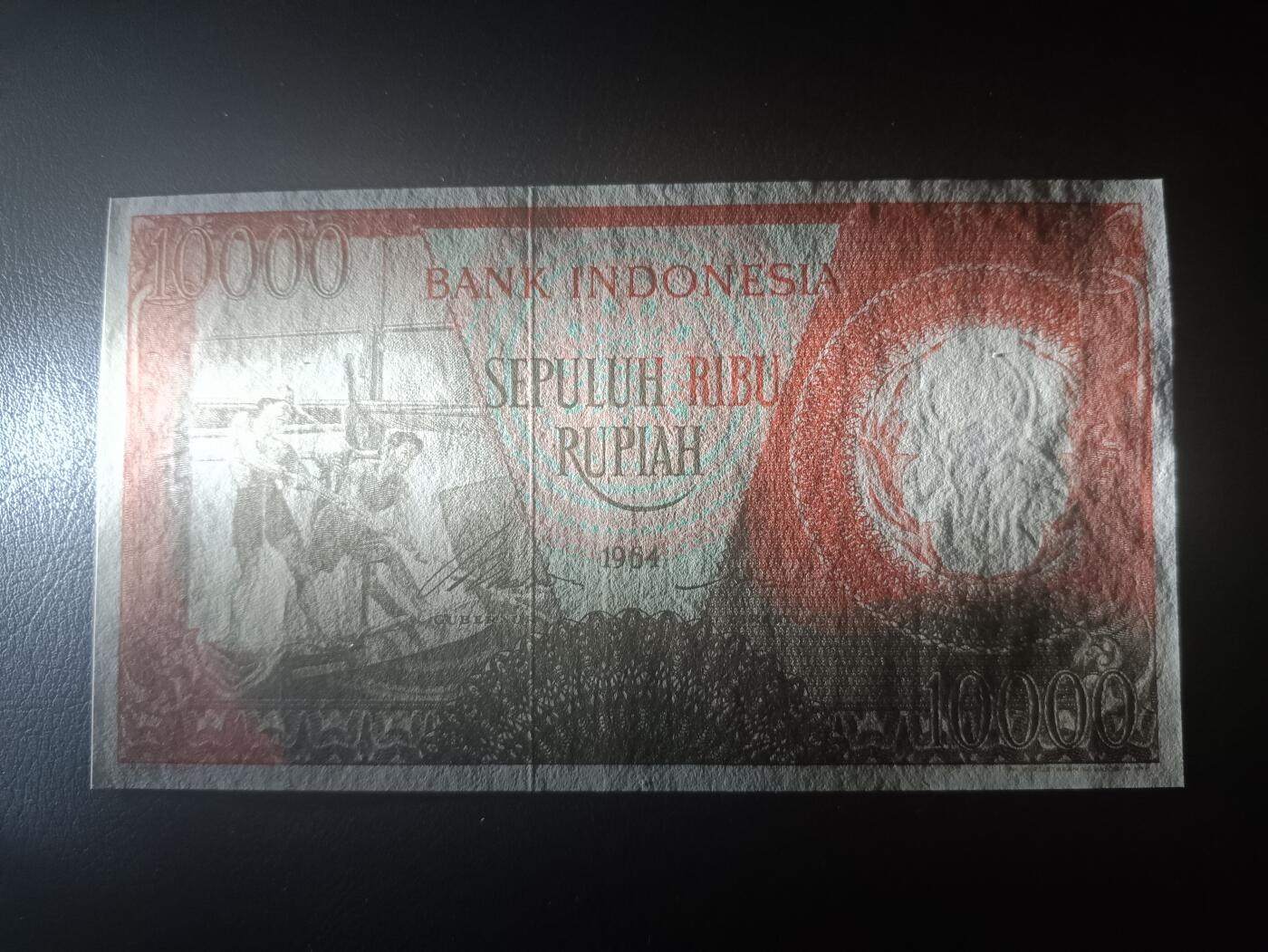 2025十一月第六期，总第204期 印度尼西亚1964红版10000卢比UNC-无47，传统捕鱼，少见早期红色版本