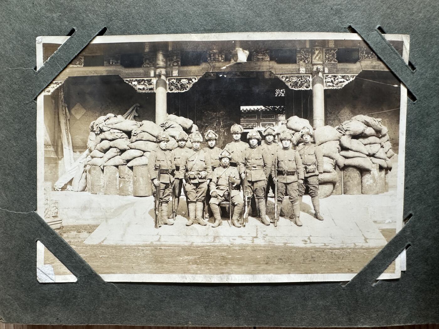 【俄甄集藏】2025年(045)12-03 星期三 晚 19:30 全场包邮 日本1931-1932年步兵联队大连出动纪念相册，历史罪证，有脱落，开裂，照片老化有部分残损，脱色，边角断裂，整本相册包含照片约49张