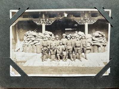 【俄甄集藏】2025年(045)12-03 星期三 晚 19:30 全场包邮 - 日本1931-1932年步兵联队大连出动纪念相册，历史罪证，有脱落，开裂，照片老化有部分残损，脱色，边角断裂，整本相册包含照片约49张