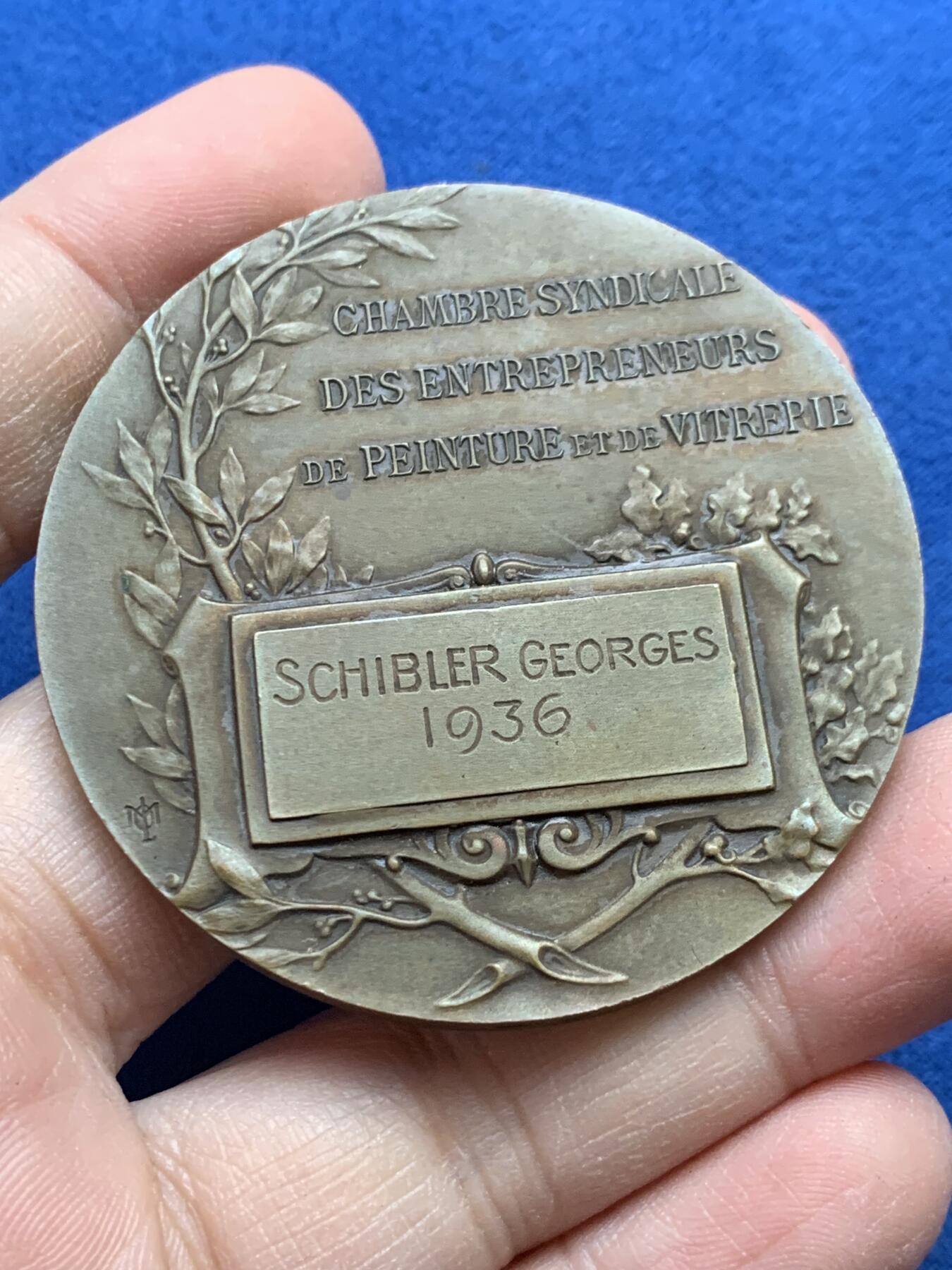 《竞宝斋》第441场 周日，周一，2场连拍 （全场包邮） 戎装玛丽安娜铜章 带盒 高浮雕 68.35克 54.5mm 三角铜标