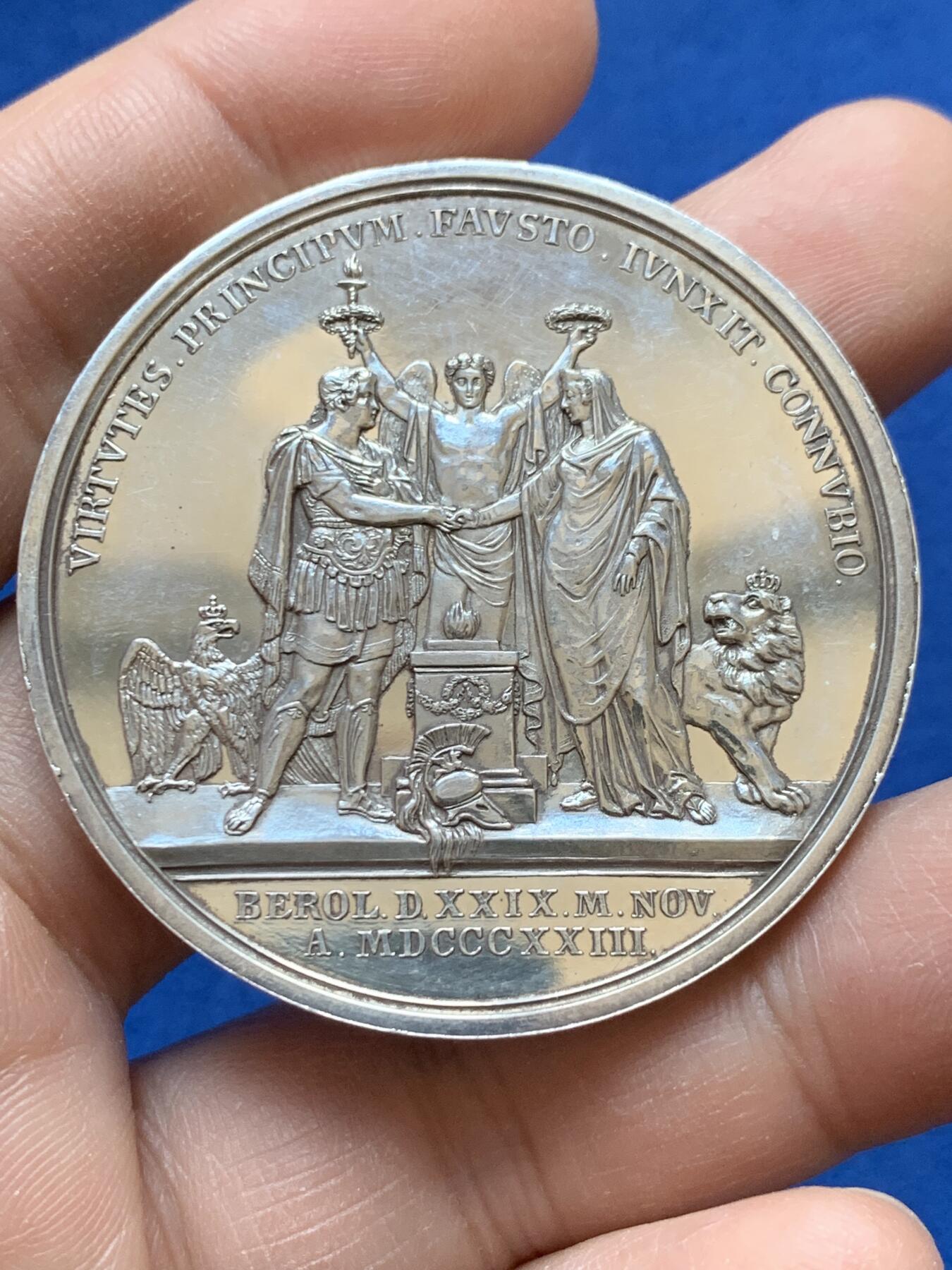 《竞宝斋》第441场 周日，周一，2场连拍 （全场包邮） 1823 德国普鲁士王国腓特烈.威廉三世与巴伐利亚公主伊丽莎白·卢多维卡结婚大银章 整体一枚直径47.2mm 42.3克 精美绝伦