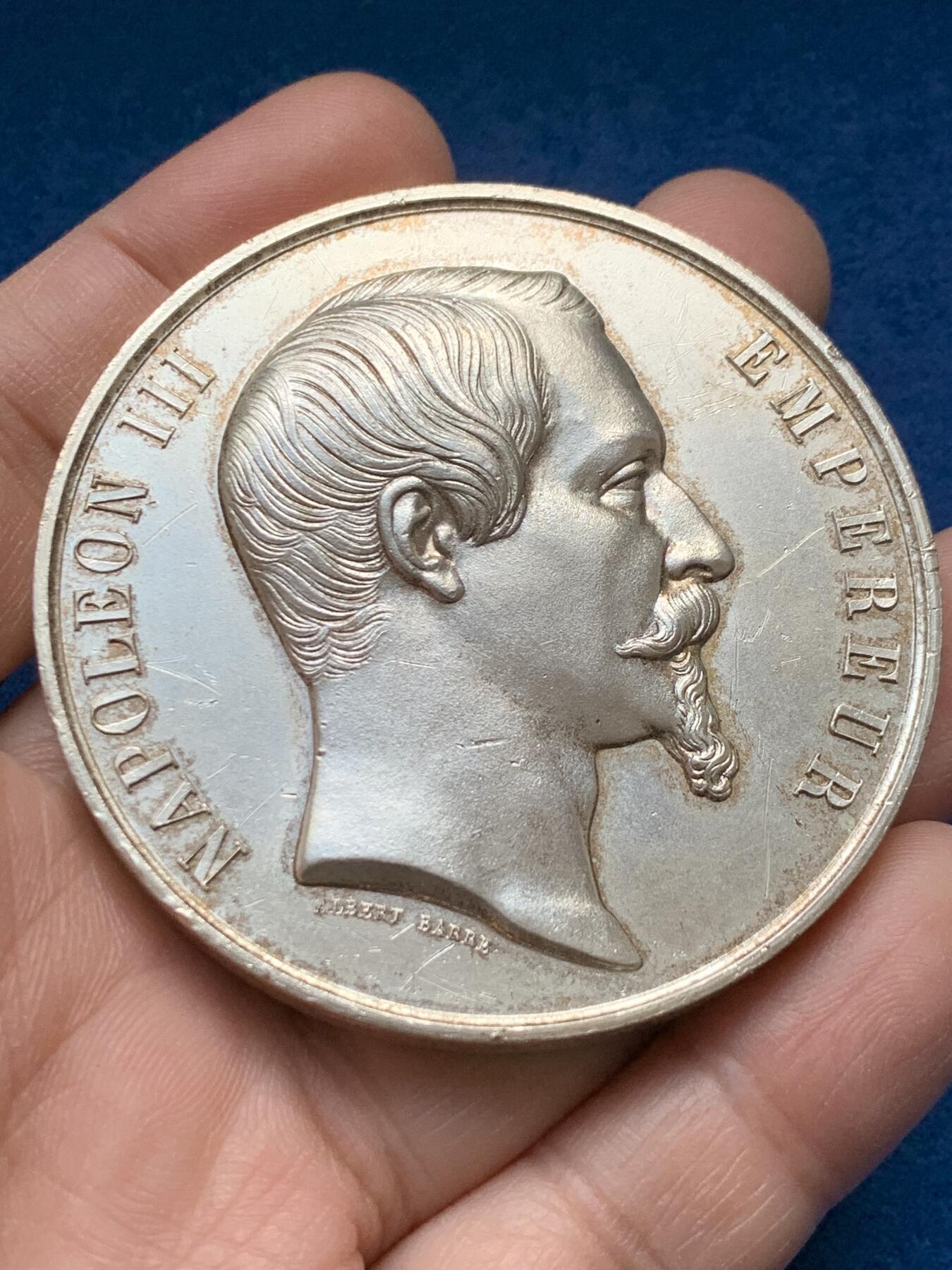 《竞宝斋》第441场 周日，周一，2场连拍 （全场包邮） 1855年巴黎世博会镀银铜章 114克 59.5mm 手指铜标 状态来看 应该为后镀