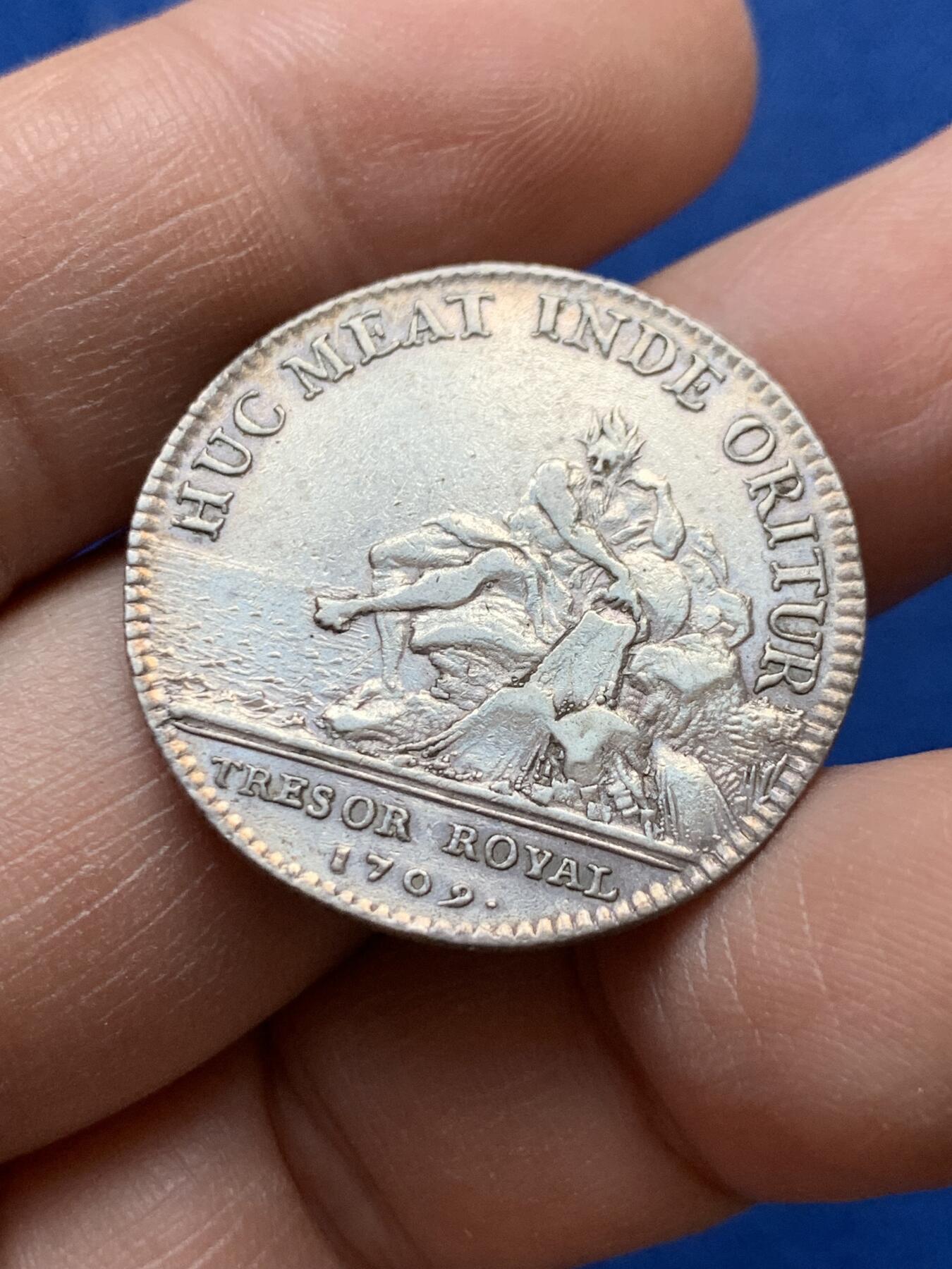 《竞宝斋》第441场 周日，周一，2场连拍 （全场包邮） 法国 1709年 路易十四头像 皇家宝藏银质代币，背面河神，铭文“财源汇聚于此” 稀少，7.4克，28.1mm。