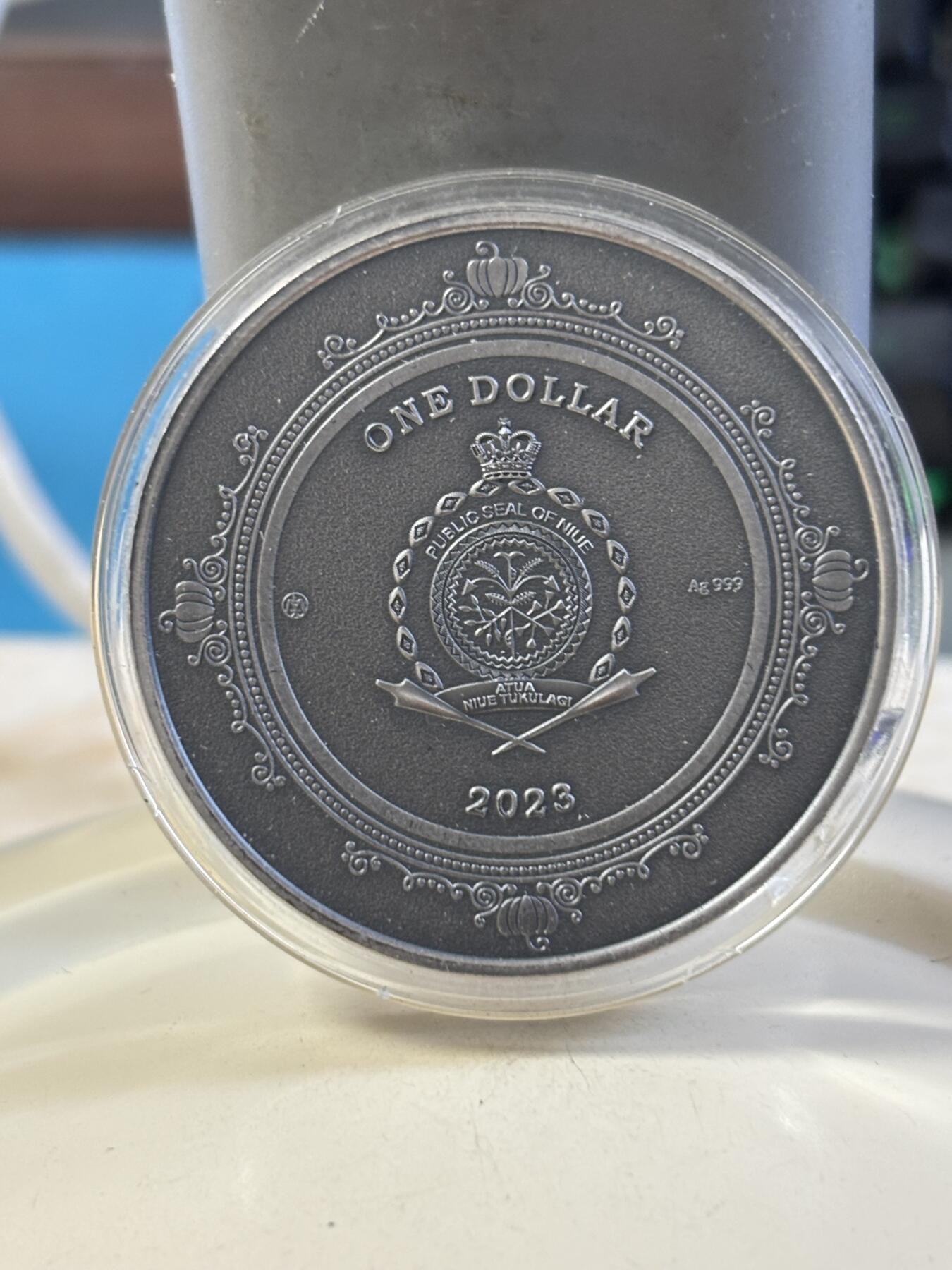 第183期拍卖 纽埃2023年童话系列灰姑娘镶嵌水晶1盎司彩色银币，999银，发行500枚，塑料盒有破口