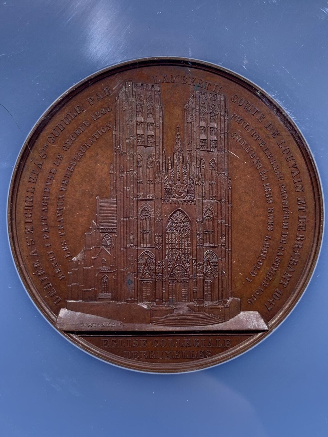 《竞宝斋》第441场 周日，周一，2场连拍 （全场包邮） 高分 NGC MS64BN 1845 J Wiener教堂系列-圣安米利Eglise Collegiate大教堂 罕见品 加大盒装 一座12世纪建造的古老大教堂，结合了后罗马式与哥特式建筑风格，是当地重要宗教文化地标，98年被列为联合国教科文组织世界遗产。双面高浮雕雕刻。