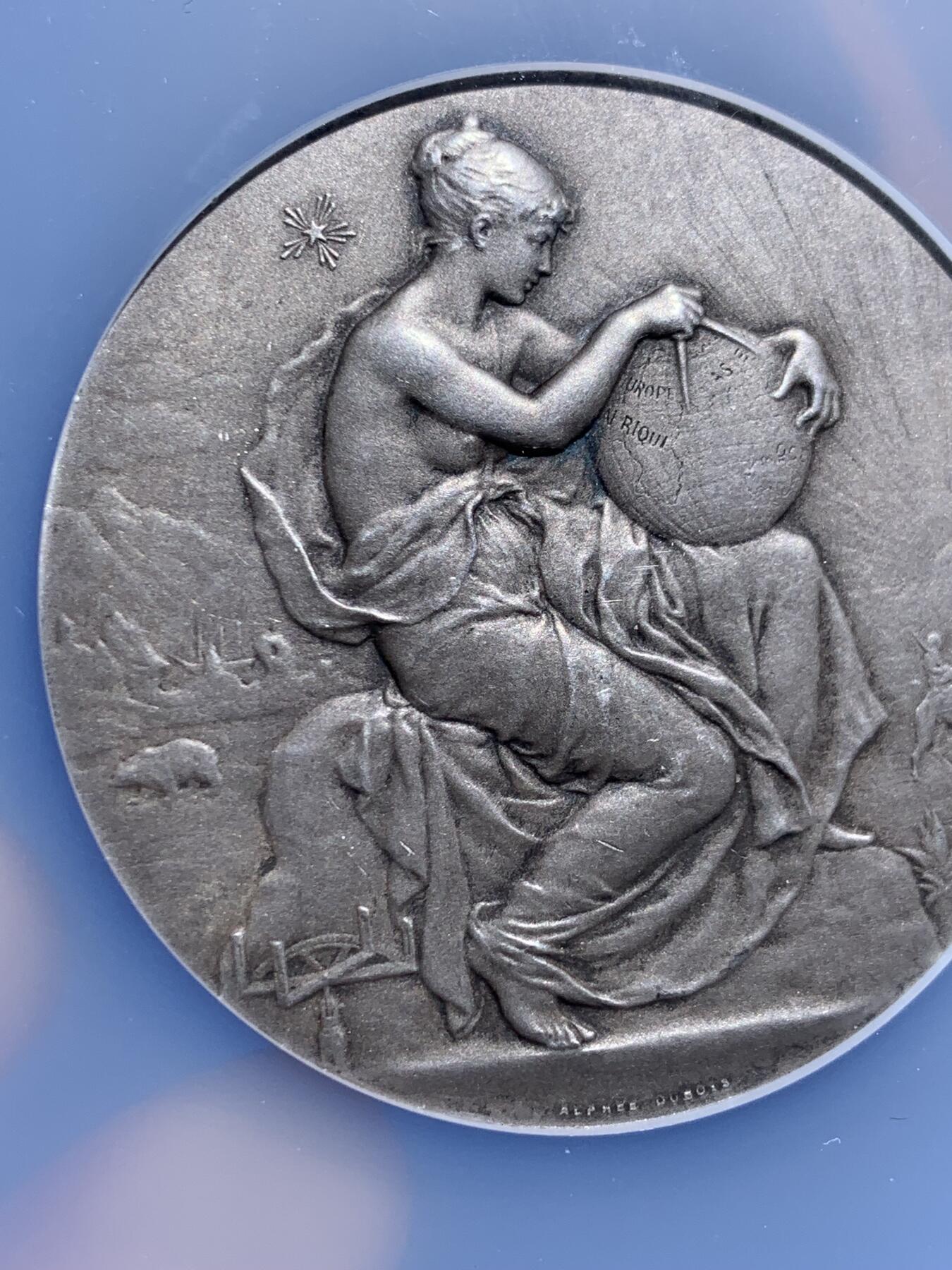 《竞宝斋》第441场 周日，周一，2场连拍 （全场包邮） 高分 NGC MS64 罕见法国旅游协会大银奖章 名誉章 作者dubois，双面高浮雕，细节丰富，设计绝美。女神袒胸，衣襟飘飘，怀抱地球仪，雕刻着欧亚非州，大洋洲。北极星，北极洲，北极熊，沙漠，骆驼，椰树，长河落日圆…… 加大盒装