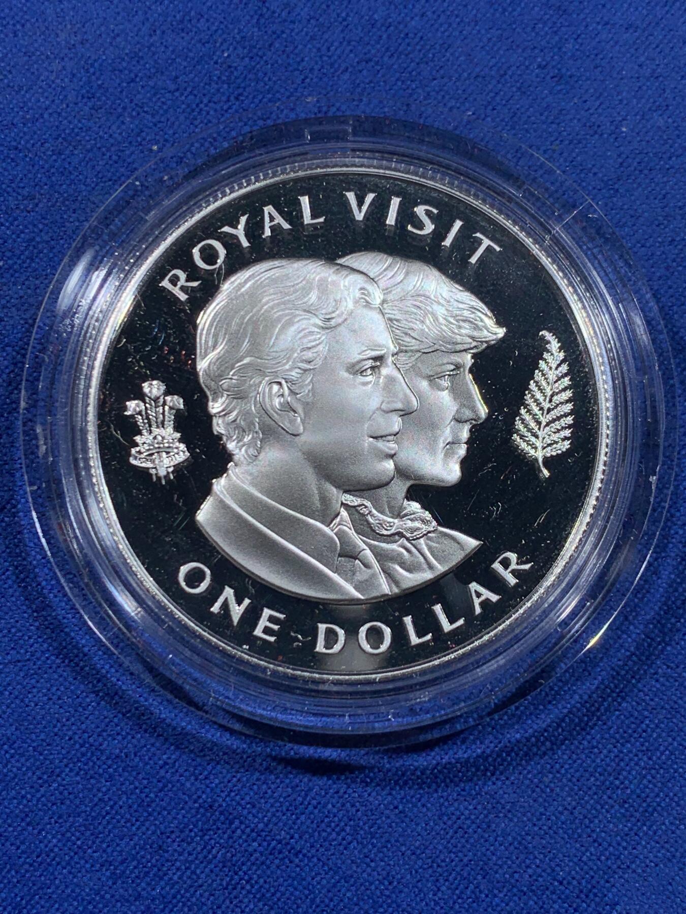 《竞宝斋》第441场 周日，周一，2场连拍 （全场包邮） 新西兰1983年精制一元银币，威尔士亲王和公主来访纪念，带原盒