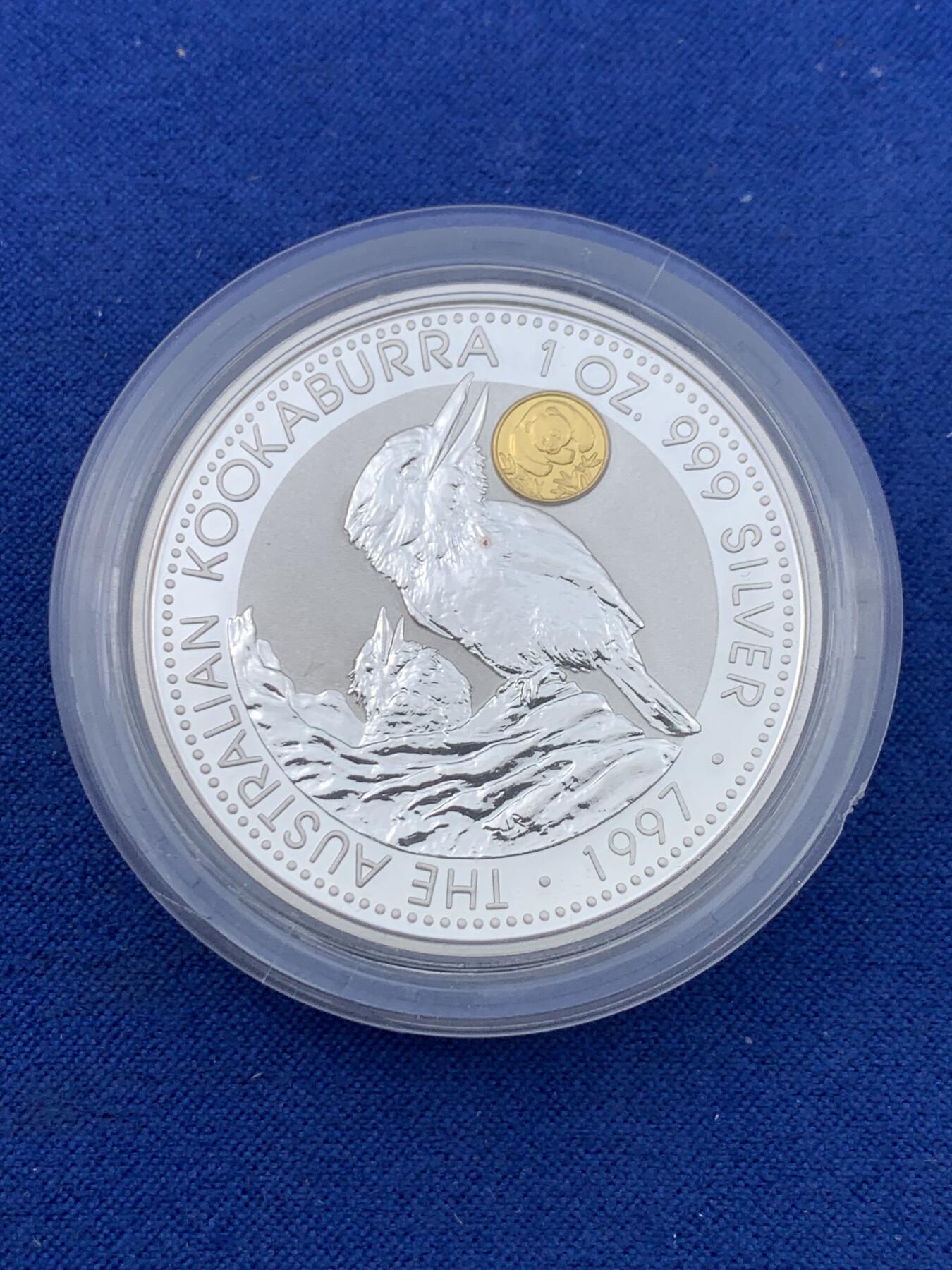 《竞宝斋》第441场 周日，周一，2场连拍 （全场包邮） 澳大利亚 1997年 笑翠鸟 熊猫镶嵌银币 每枚含纯银1盎司999银，镶嵌部分重约0.5克黄金，发行1.5万枚，为上海国际钱币展而发行，细节见图。