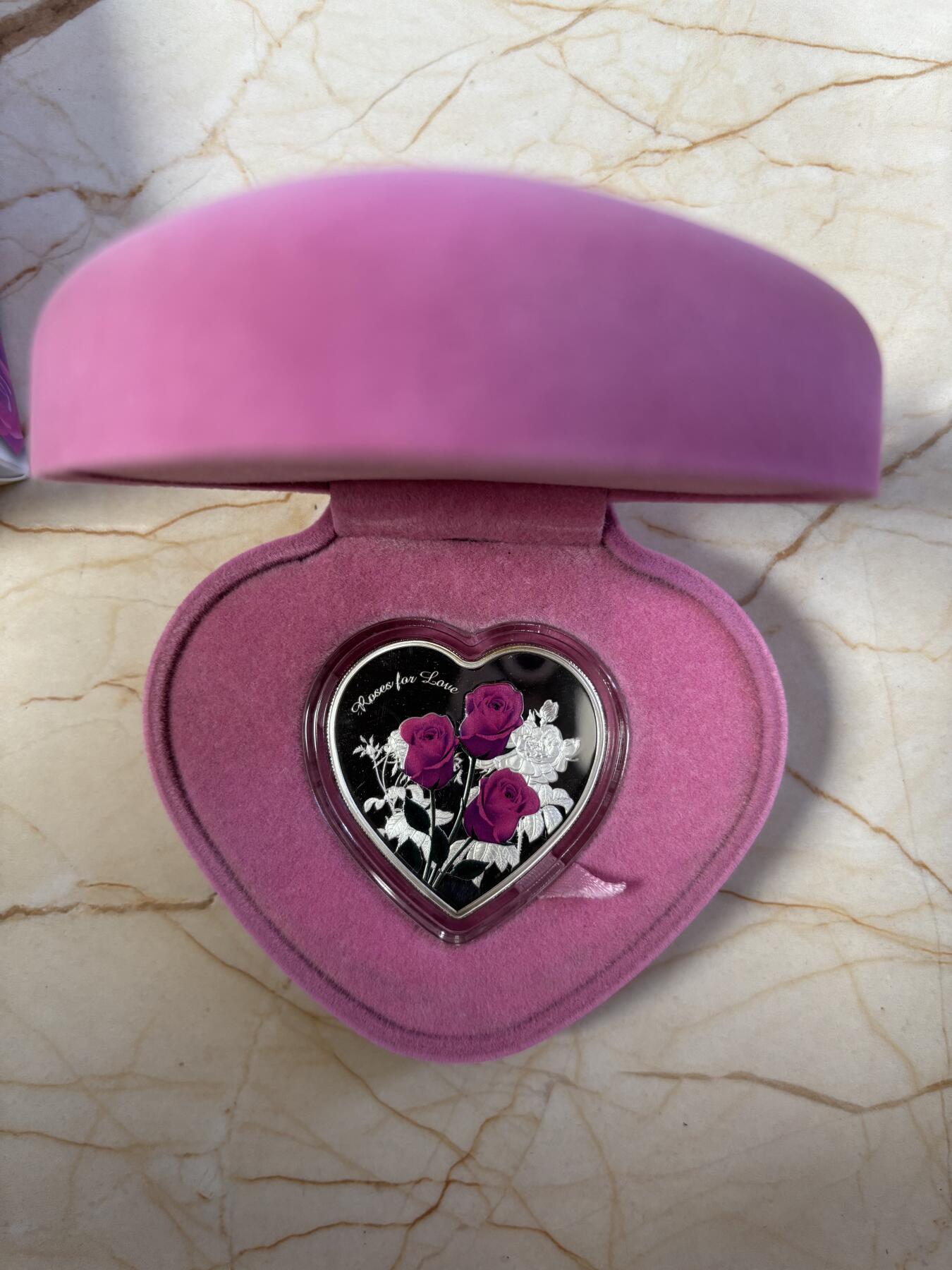 第183期拍卖 托克劳2017年爱情的见证情人节玫瑰心形彩印银币，999银，20克，发行量1000枚