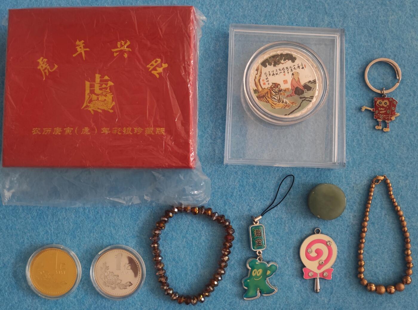 11月23日 🌏全球币章 破旧工艺品玩具一堆（红盒是右边虎章摆件的空盒子）