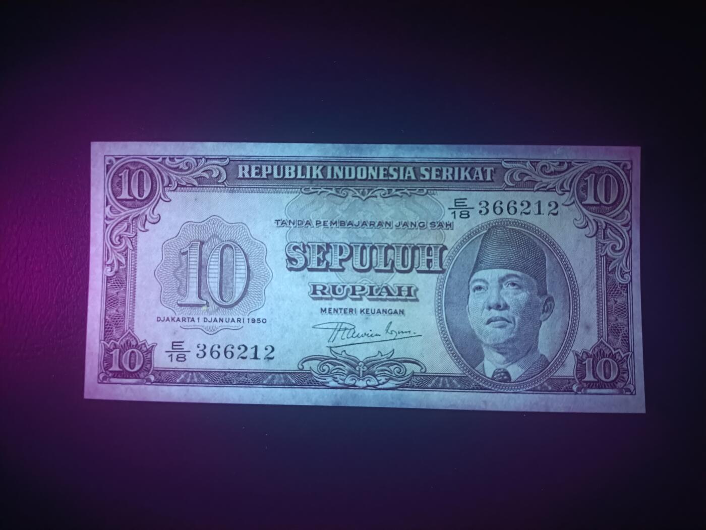 2025十一月第六期，总第204期 印度尼西亚1950版10卢比UNC-有针孔无47，苏加诺总统和田野，早期稀有品种