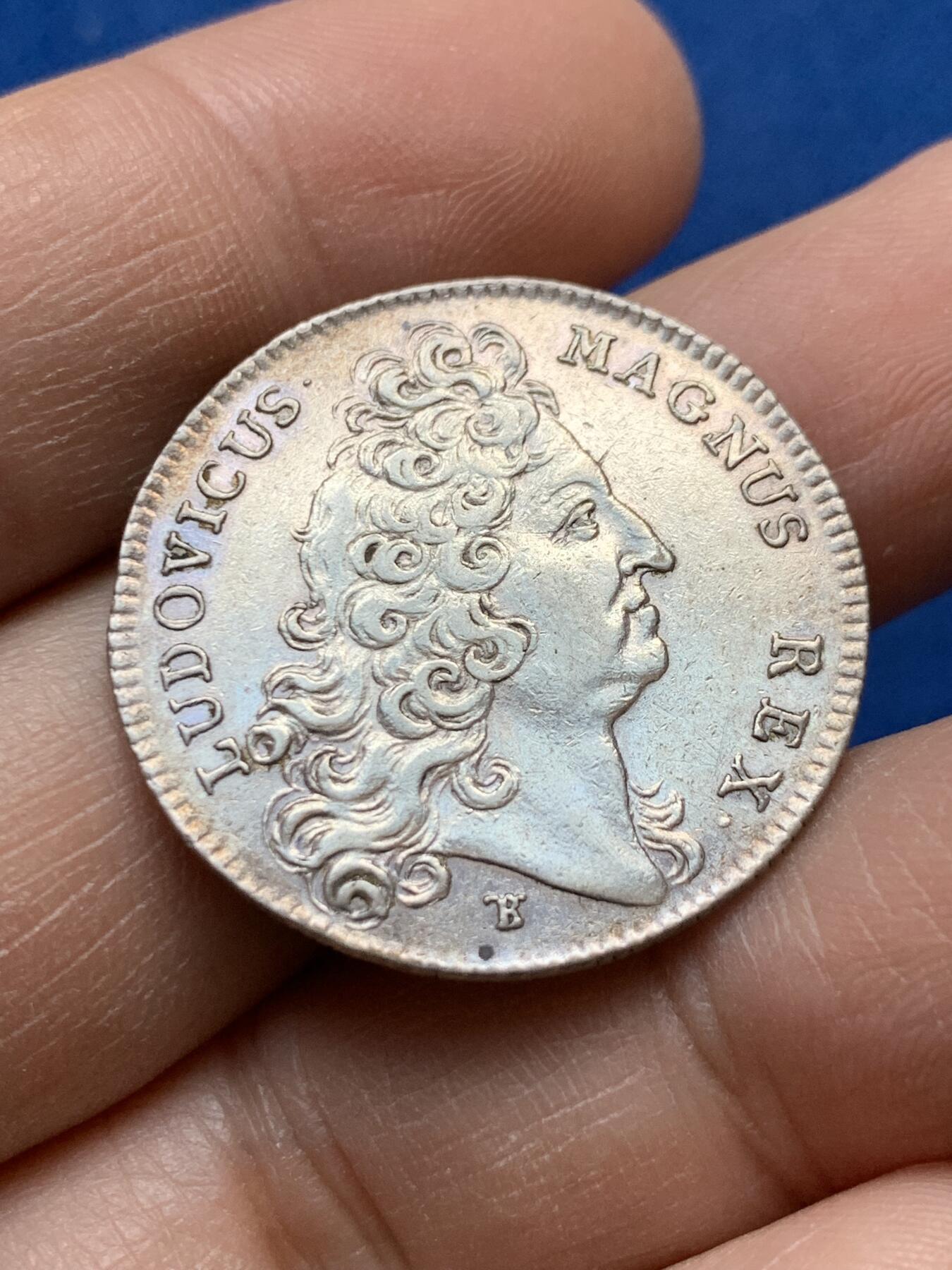 《竞宝斋》第441场 周日，周一，2场连拍 （全场包邮） 法国 1709年 路易十四头像 皇家宝藏银质代币，背面河神，铭文“财源汇聚于此” 稀少，7.4克，28.1mm。