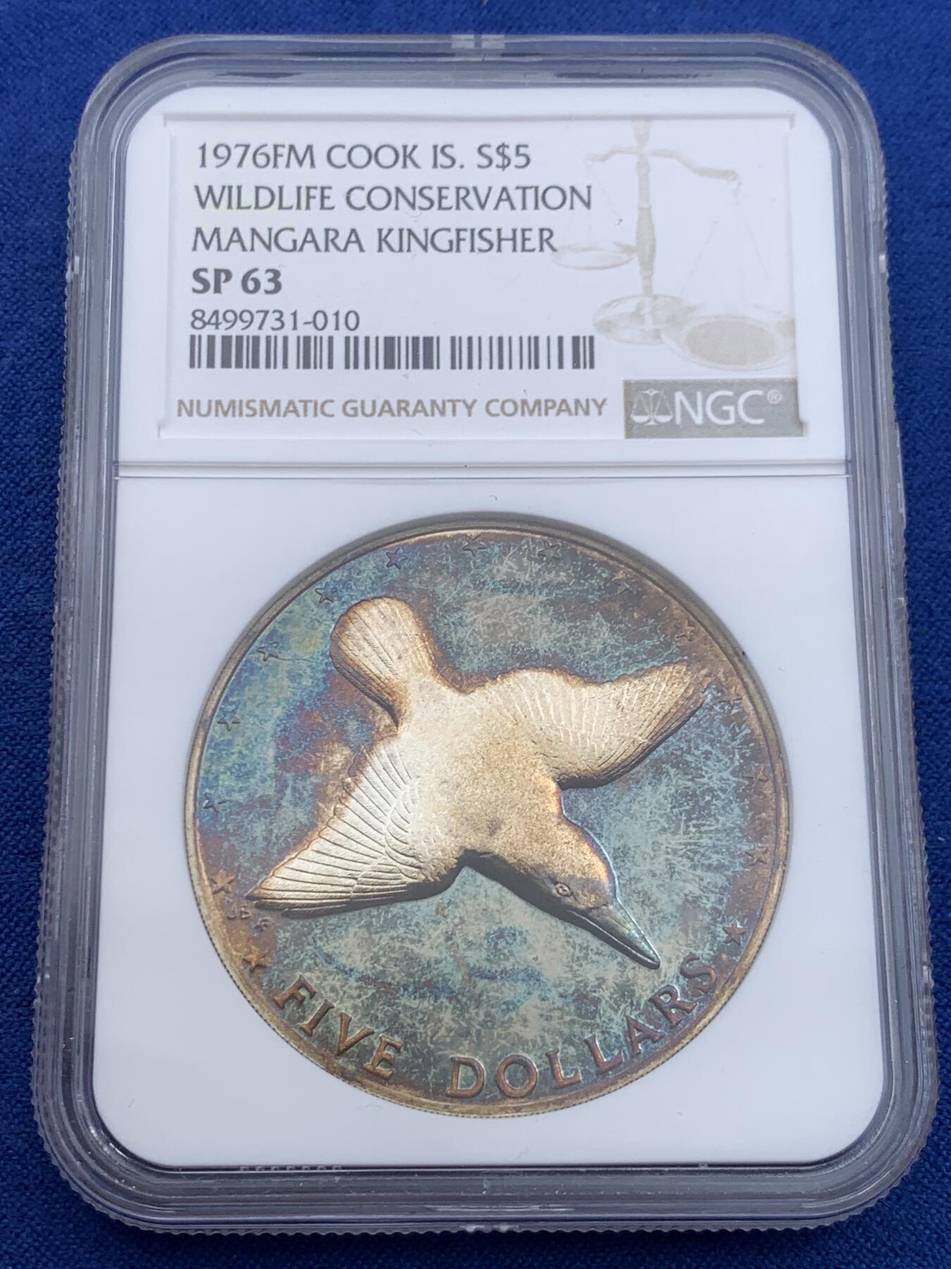 《竞宝斋》第441场 周日，周一，2场连拍 （全场包邮） NGC SP63 英国库克群岛1976年5元曼加拉翠鸟大银币，少见SP版本，镜面五彩