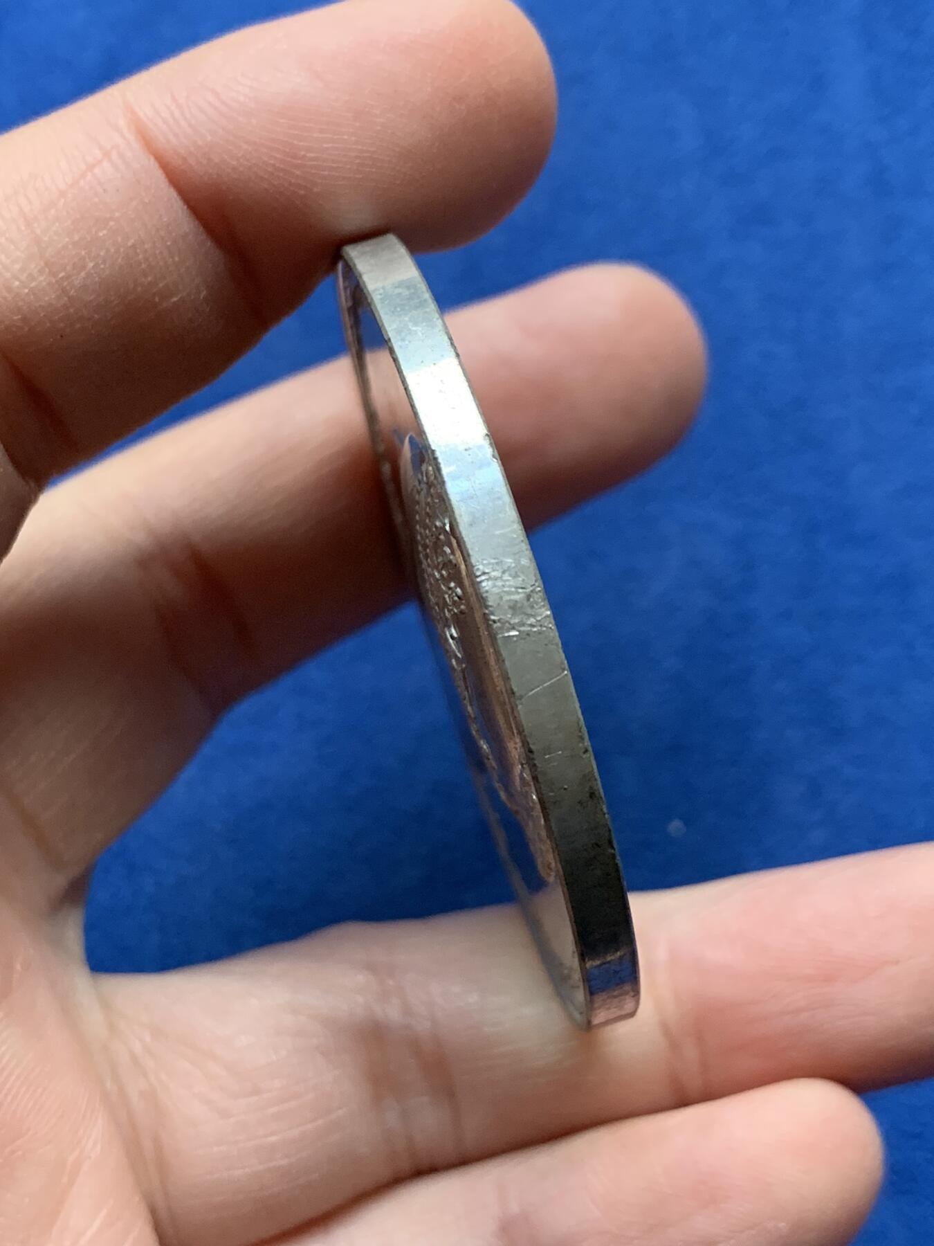 《竞宝斋》第441场 周日，周一，2场连拍 （全场包邮） 英国1838年维多利亚女王加冕章，盒装白色金属材质 有一小打孔，整体十分精美。43.3克，50.5mm。