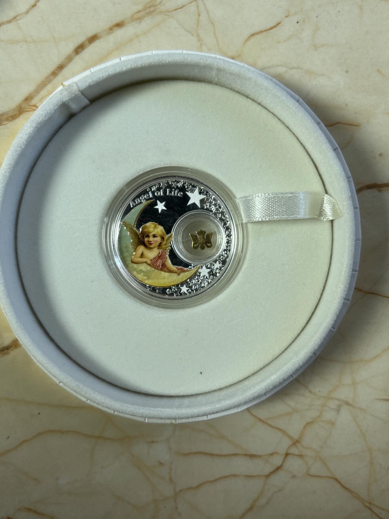 第183期拍卖 纽埃2016年生命天使镂空内嵌镀金银片彩色银币， 999银，14.14克，发行1500枚