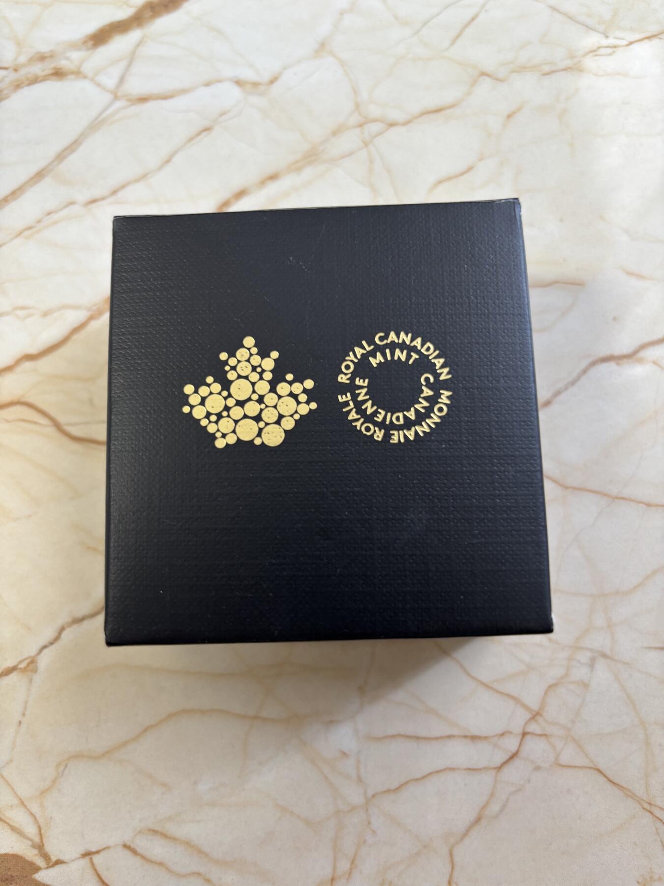 第183期拍卖 加拿大2023年和平女神局部镀玫瑰金精制纪念银币，9999银，31.39克，发行6000枚，塑料盒有破