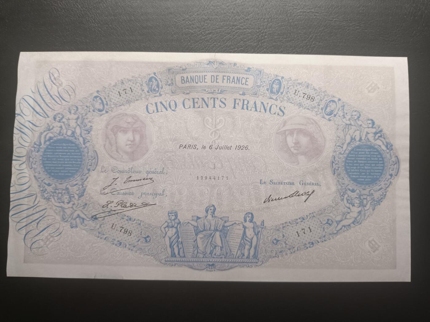 2025十一月第六期，总第204期 法国1926年500法郎流通好品XF，象征着法兰西殖民帝国辉煌时期的“粉蓝”系列，因可兑换银币和面值较大，回收彻底故而稀有，正面是戴勇士兽皮和西庇阿盔的女神，背面是男女神明拱卫蛇杖形象的联合，不可多得的巨额珍惜品种