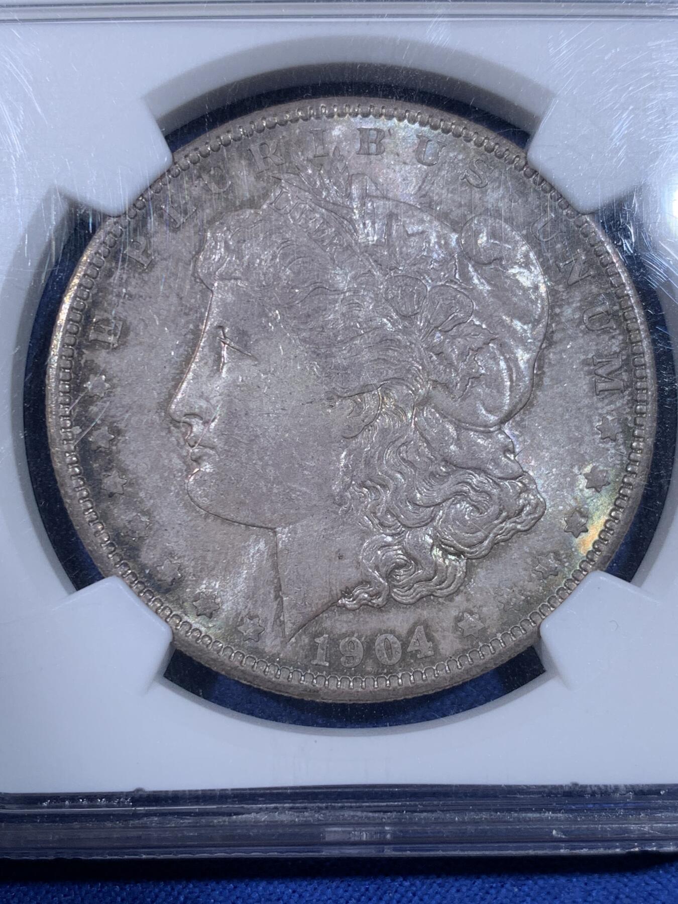 《竞宝斋》第441场 周日，周一，2场连拍 （全场包邮） NGC MS64 美国1904年摩根银币O厂 凝霜+转光效果很好的一枚，鹰面可以看出摩根的镜面PL效果，灰色满彩给人强烈的高冷