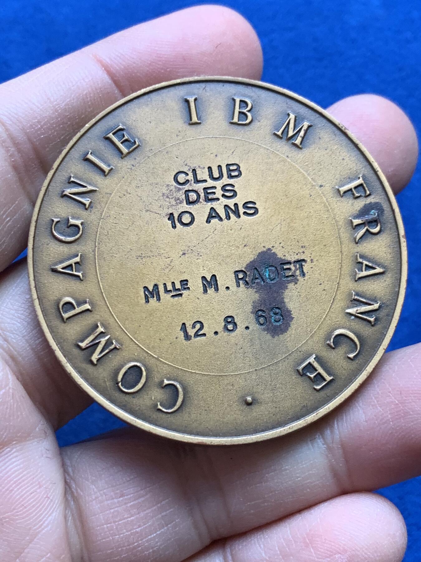 《竞宝斋》第441场 周日，周一，2场连拍 （全场包邮） 法国自然科学家帕斯卡纪念铜章 带盒 64.8克 49.8mm 三角铜标